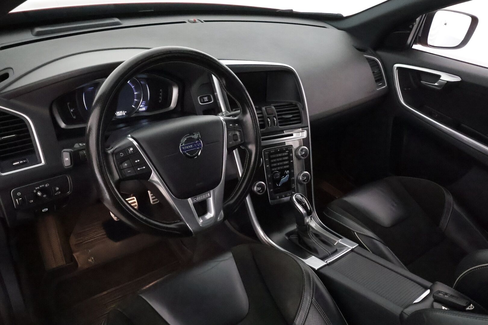 Volvo XC60 2016 D4 AWD R-Design aut **Panorama / Webasto / Adapt.Vakkari / P.Kamera / Xenon / Muistipenkki / Navi / Kaistavahti** - Kahdet Renkaat / **HYVILLÄ KAMOILLA**