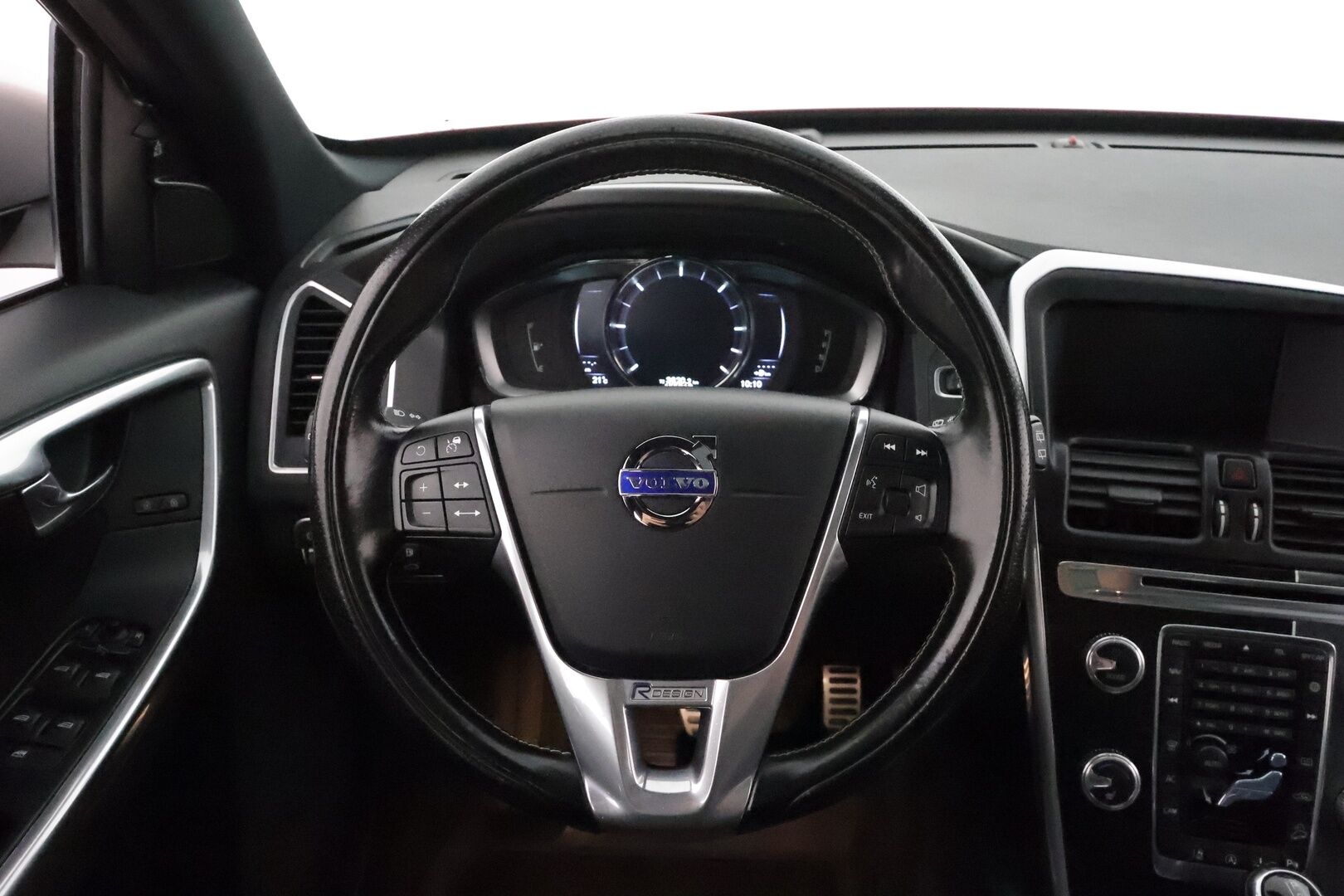 Volvo XC60 2016 D4 AWD R-Design aut **Panorama / Webasto / Adapt.Vakkari / P.Kamera / Xenon / Muistipenkki / Navi / Kaistavahti** - Kahdet Renkaat / **HYVILLÄ KAMOILLA**