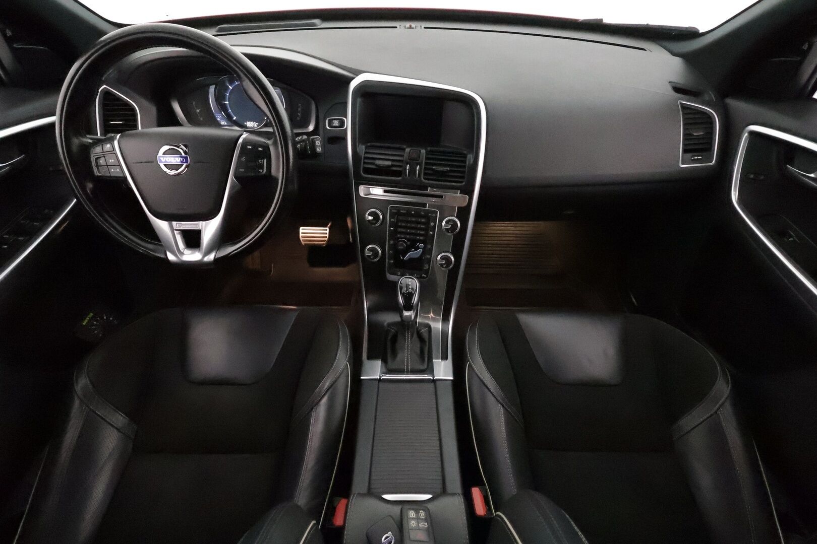 Volvo XC60 2016 D4 AWD R-Design aut **Panorama / Webasto / Adapt.Vakkari / P.Kamera / Xenon / Muistipenkki / Navi / Kaistavahti** - Kahdet Renkaat / **HYVILLÄ KAMOILLA**