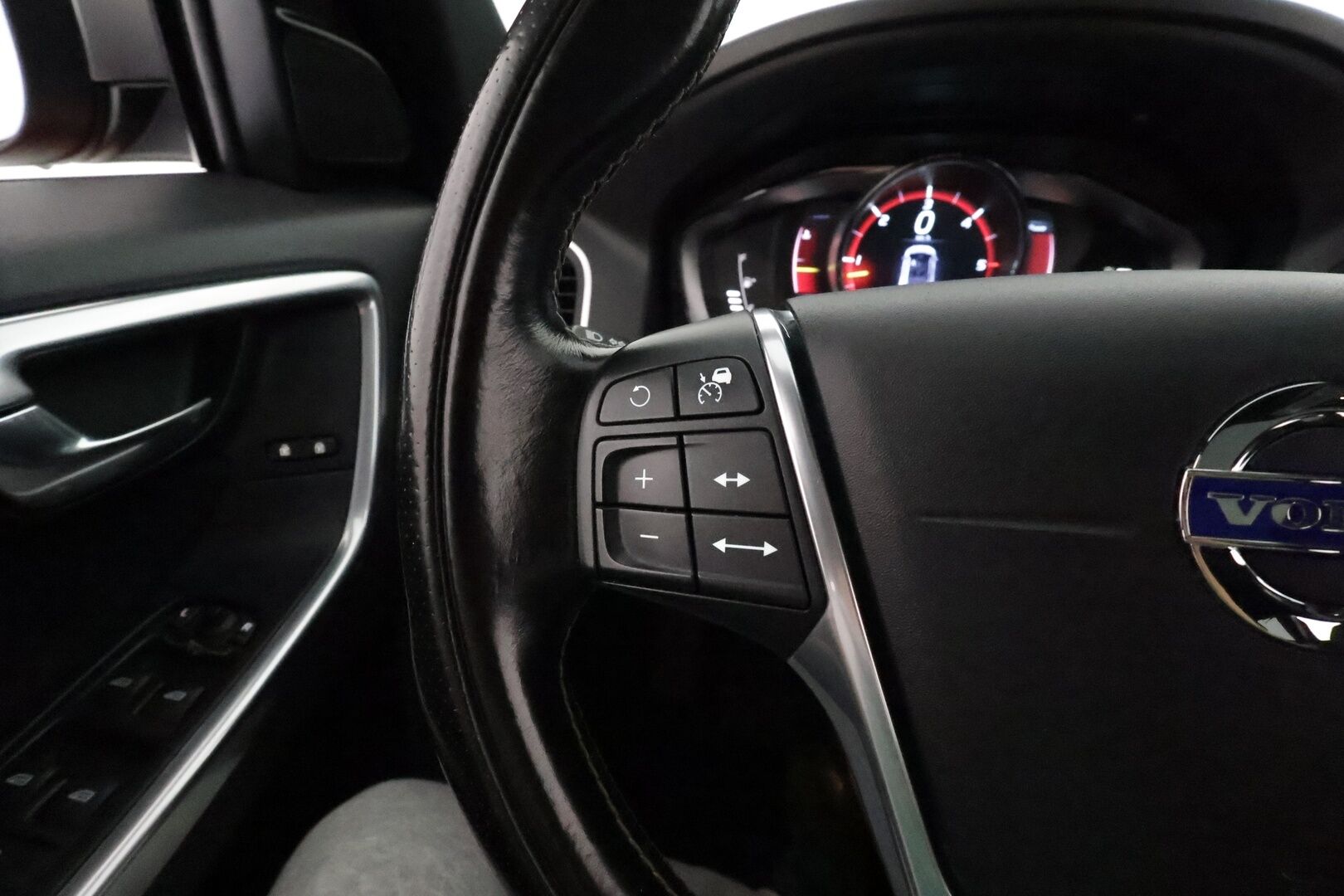 Volvo XC60 2016 D4 AWD R-Design aut **Panorama / Webasto / Adapt.Vakkari / P.Kamera / Xenon / Muistipenkki / Navi / Kaistavahti** - Kahdet Renkaat / **HYVILLÄ KAMOILLA**