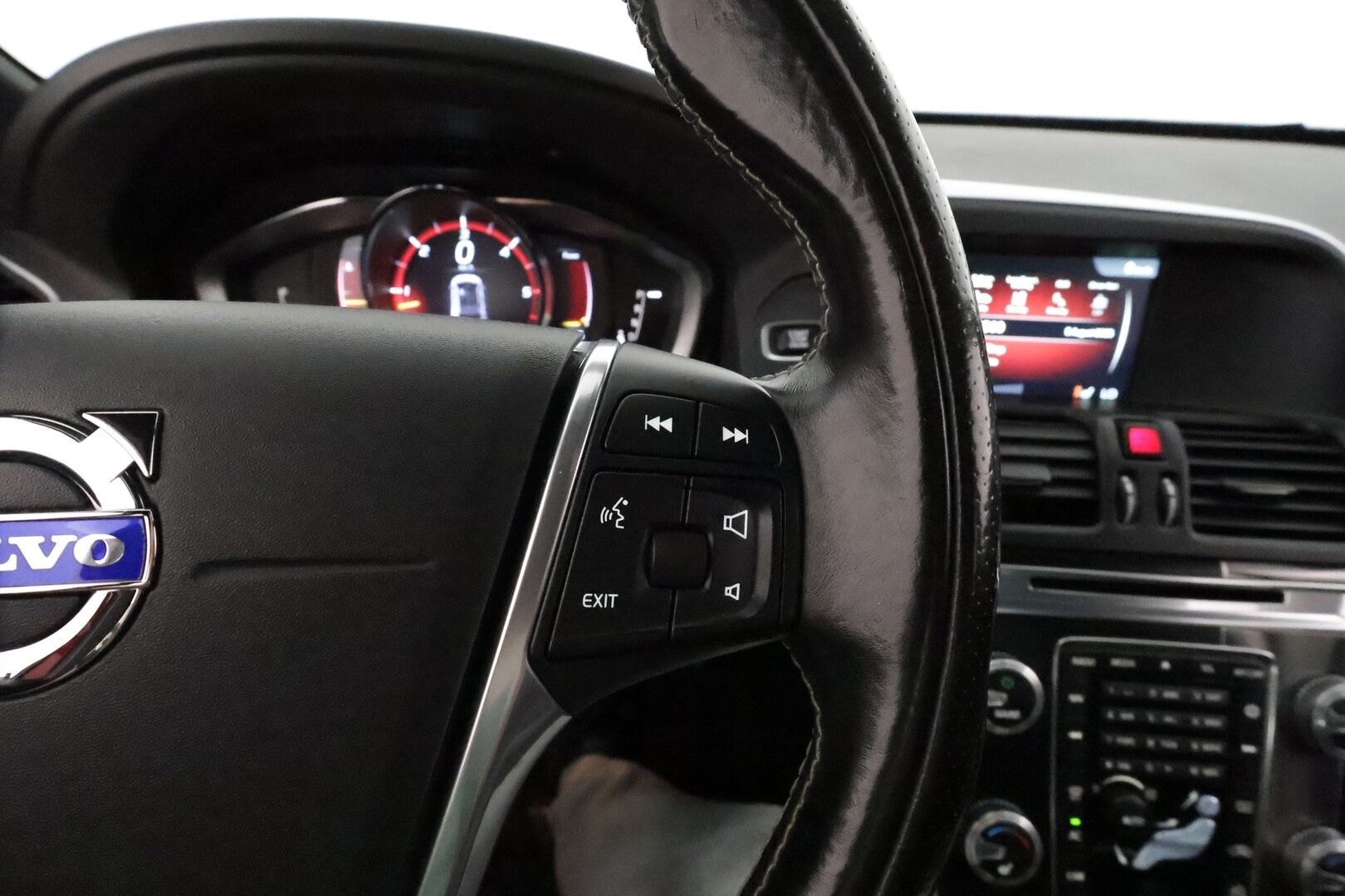 Volvo XC60 2016 D4 AWD R-Design aut **Panorama / Webasto / Adapt.Vakkari / P.Kamera / Xenon / Muistipenkki / Navi / Kaistavahti** - Kahdet Renkaat / **HYVILLÄ KAMOILLA**