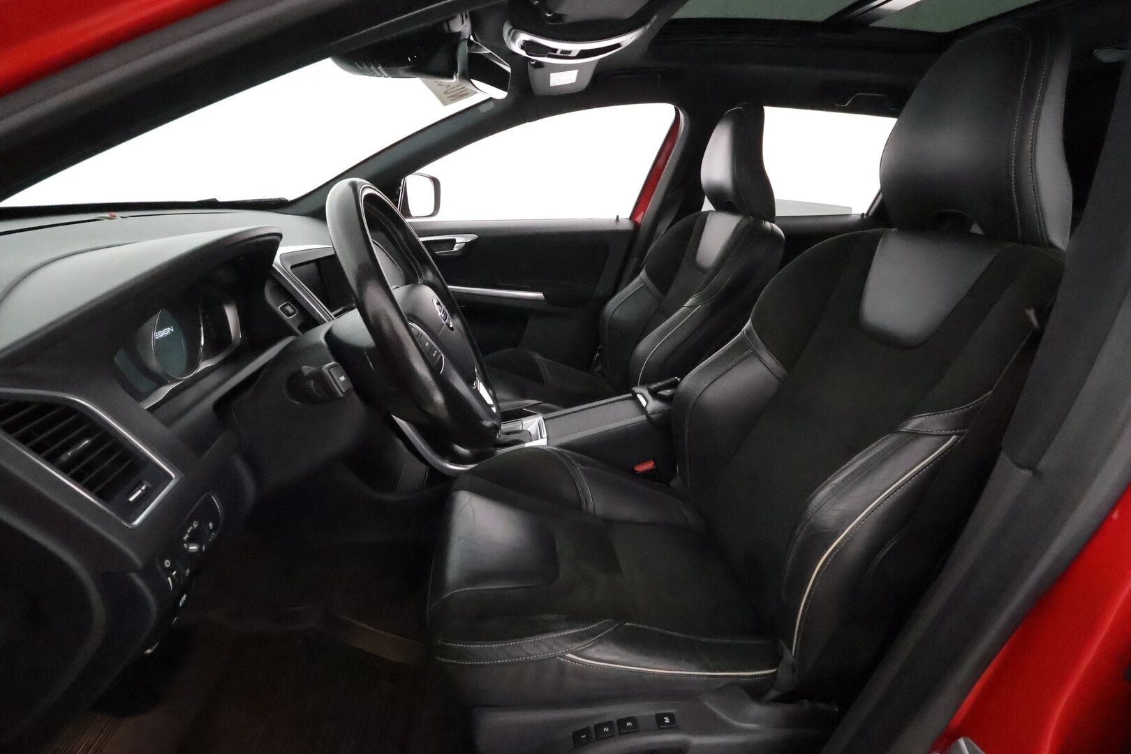 Volvo XC60 2016 D4 AWD R-Design aut **Panorama / Webasto / Adapt.Vakkari / P.Kamera / Xenon / Muistipenkki / Navi / Kaistavahti** - Kahdet Renkaat / **HYVILLÄ KAMOILLA**