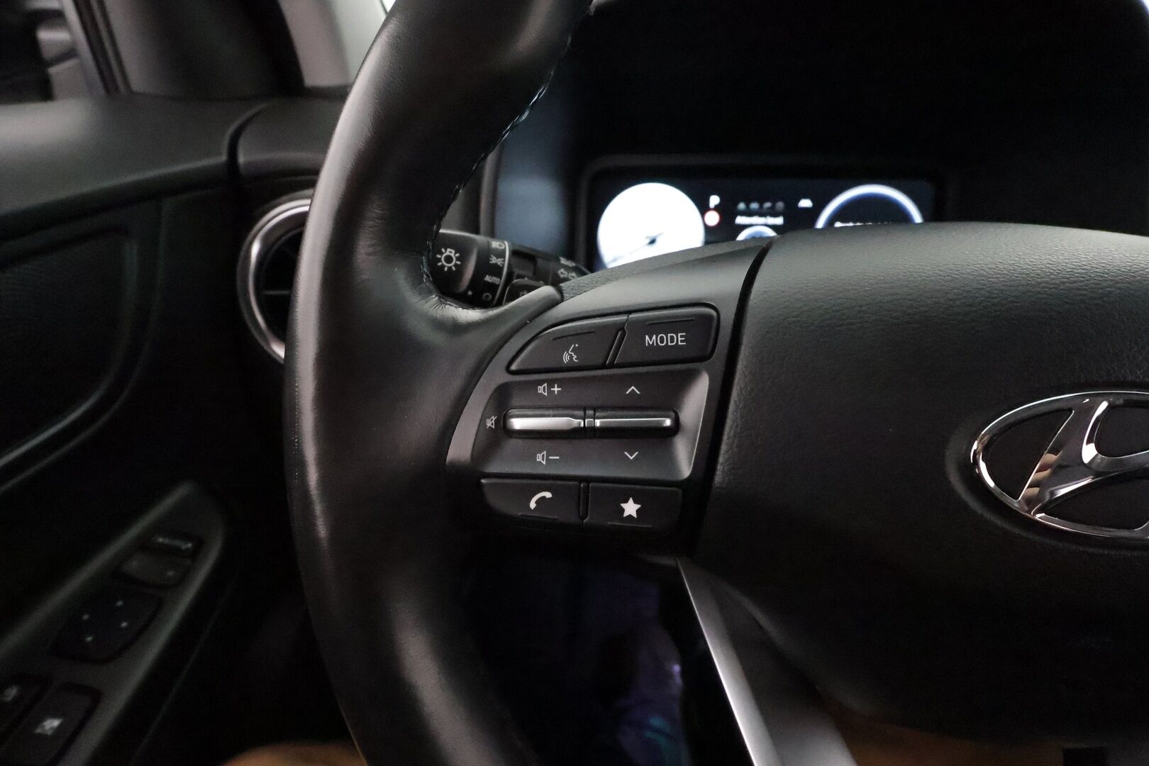 HYUNDAI KONA 2022 electric 64 kWh 204 hv Style **Adapt.vakkari / KRELL / HUD / Lämpöpumppu / P.kamera / Digimittaristo / Sähköpenkit / LED**