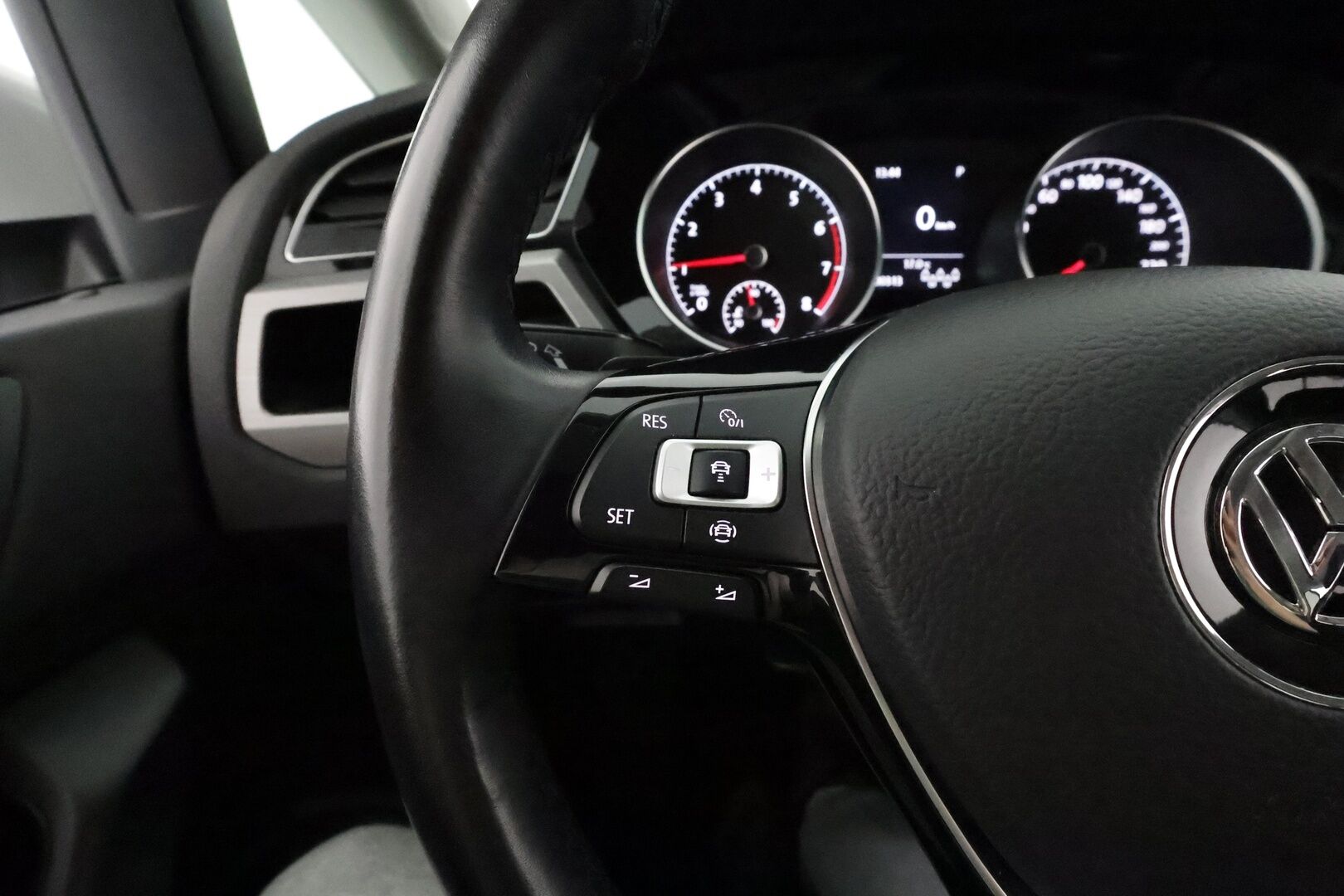 VOLKSWAGEN TOURAN 2019 R-Line 1,5 TSI EVO 110 kW DSG 7-Paik **Webasto / Koukku / Adapt.vakkari / LED-valot / P.kamera** - 3,99 % KORKOTARJOUS TÄHÄN AUTOON - Kahdet Renkaat