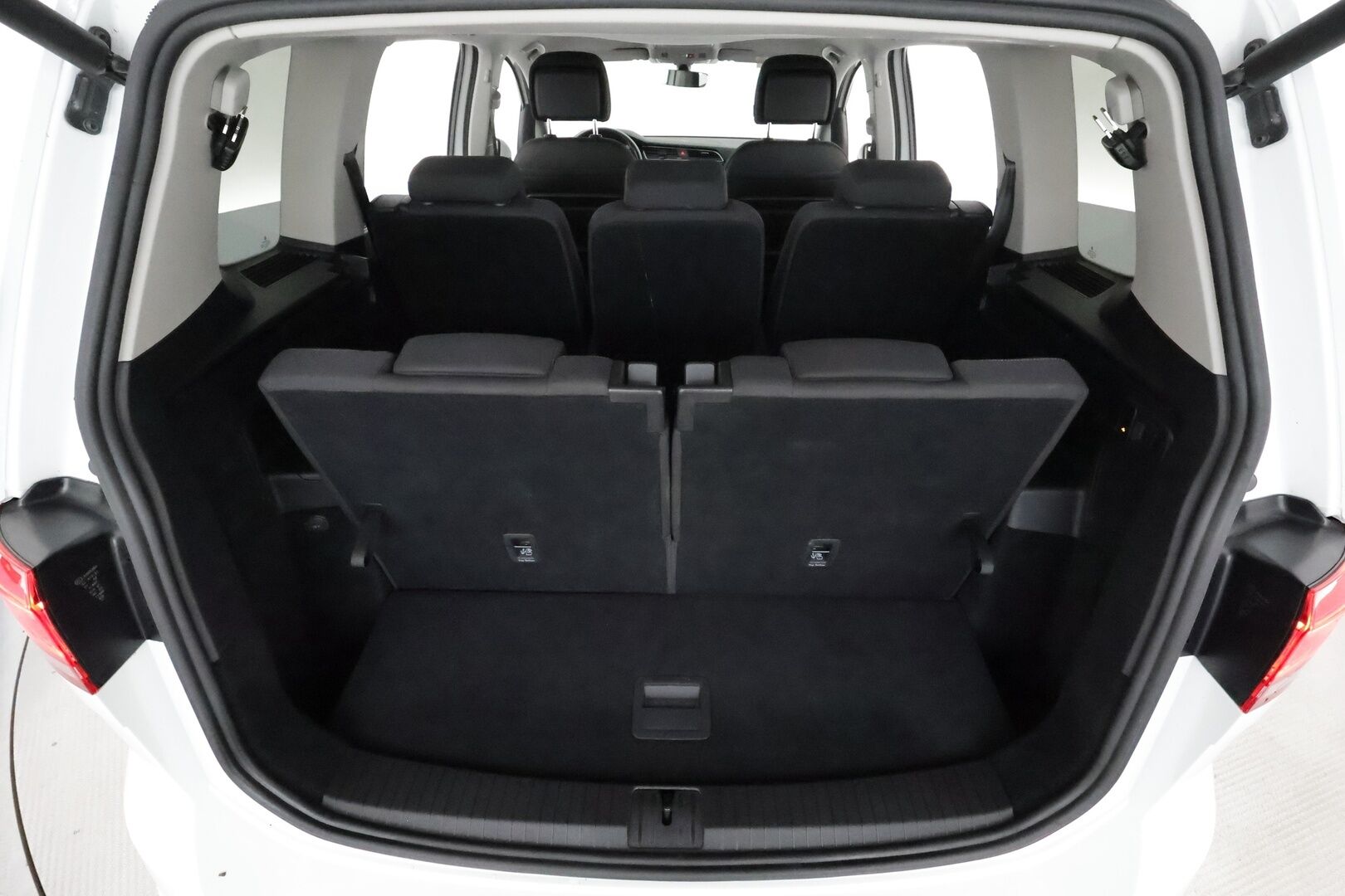 VOLKSWAGEN TOURAN 2019 R-Line 1,5 TSI EVO 110 kW DSG 7-Paik **Webasto / Koukku / Adapt.vakkari / LED-valot / P.kamera** - 3,99 % KORKOTARJOUS TÄHÄN AUTOON - Kahdet Renkaat