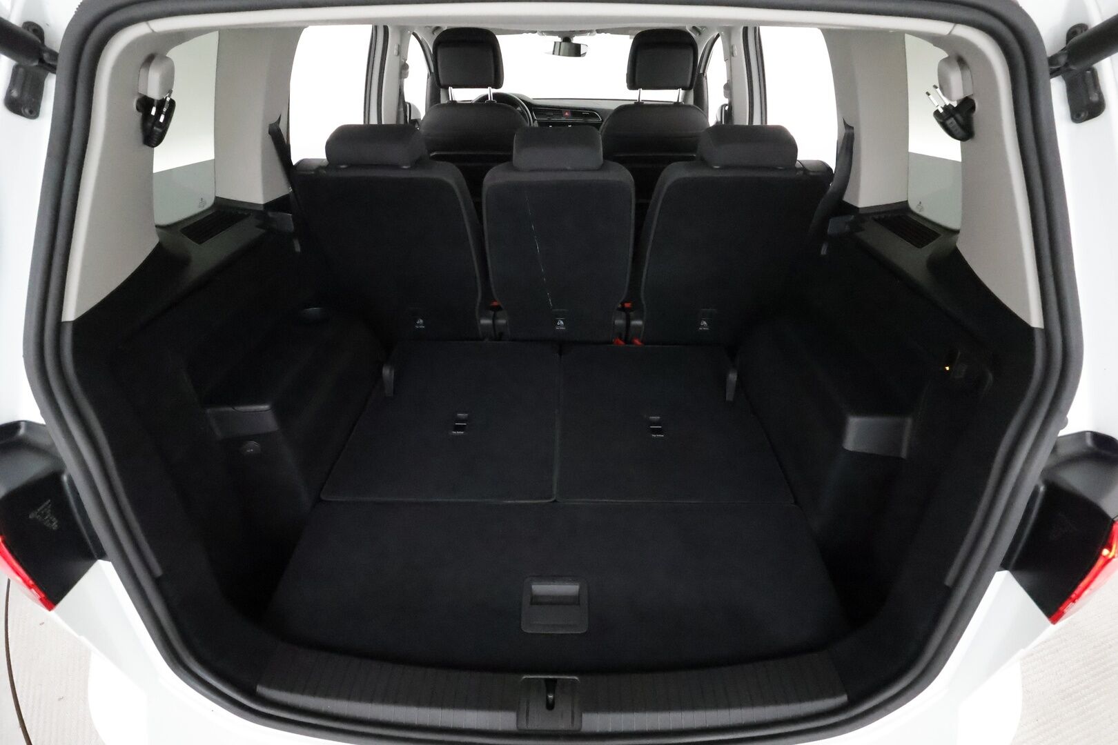 VOLKSWAGEN TOURAN 2019 R-Line 1,5 TSI EVO 110 kW DSG 7-Paik **Webasto / Koukku / Adapt.vakkari / LED-valot / P.kamera** - 3,99 % KORKOTARJOUS TÄHÄN AUTOON - Kahdet Renkaat