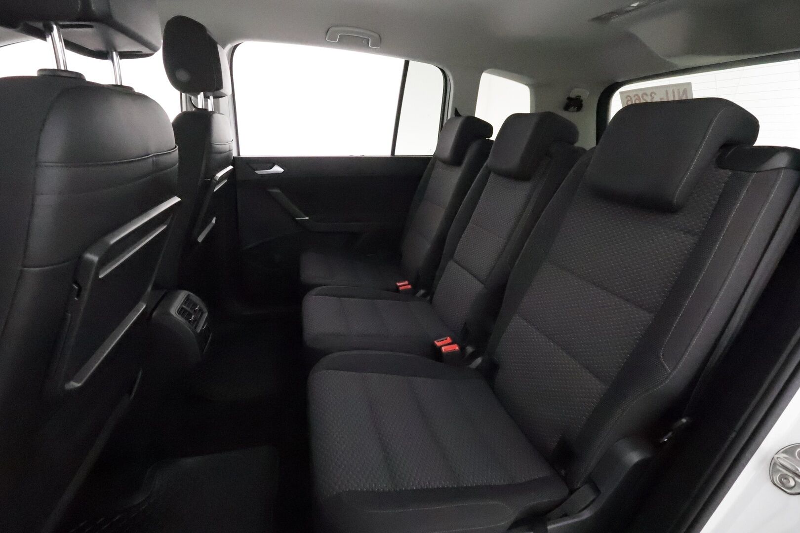 VOLKSWAGEN TOURAN 2019 R-Line 1,5 TSI EVO 110 kW DSG 7-Paik **Webasto / Koukku / Adapt.vakkari / LED-valot / P.kamera** - 3,99 % KORKOTARJOUS TÄHÄN AUTOON - Kahdet Renkaat