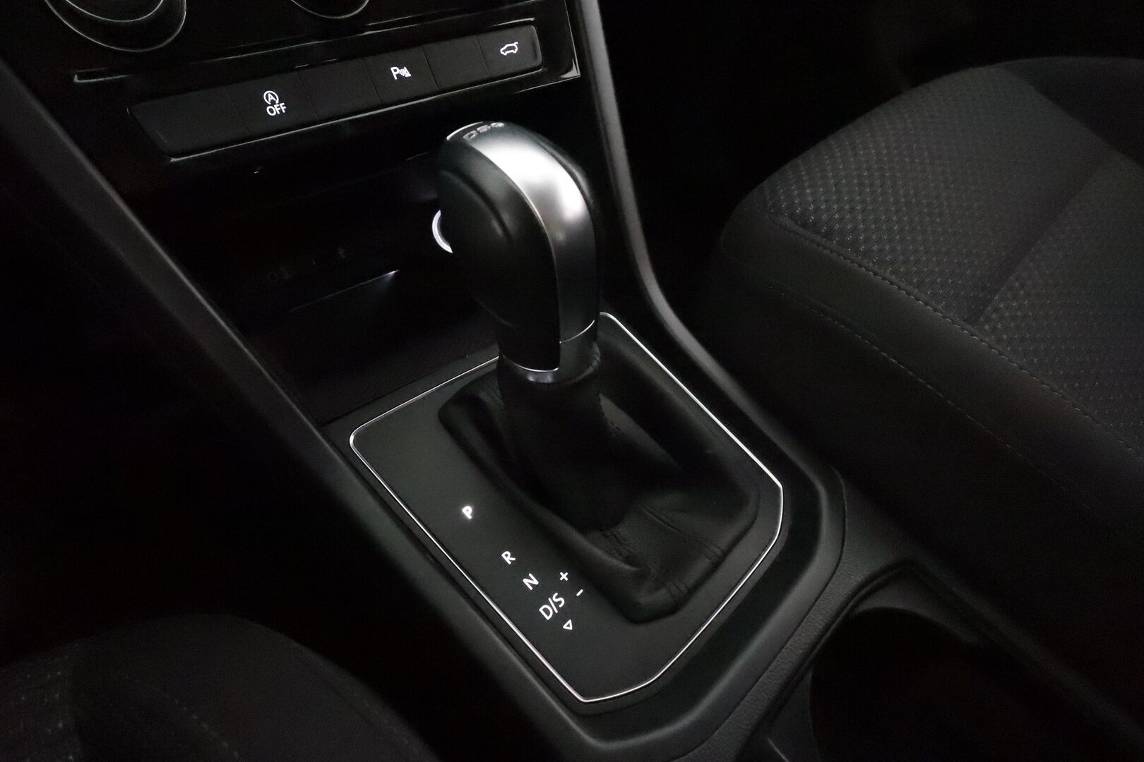 VOLKSWAGEN TOURAN 2019 R-Line 1,5 TSI EVO 110 kW DSG 7-Paik **Webasto / Koukku / Adapt.vakkari / LED-valot / P.kamera** - 3,99 % KORKOTARJOUS TÄHÄN AUTOON - Kahdet Renkaat