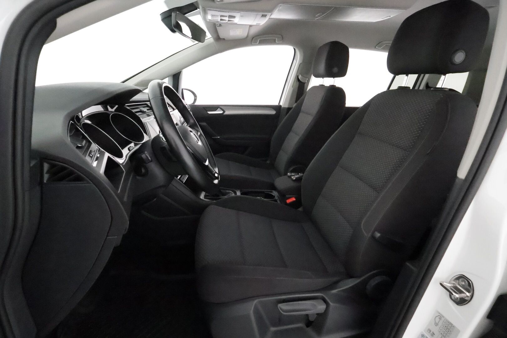 VOLKSWAGEN TOURAN 2019 R-Line 1,5 TSI EVO 110 kW DSG 7-Paik **Webasto / Koukku / Adapt.vakkari / LED-valot / P.kamera** - 3,99 % KORKOTARJOUS TÄHÄN AUTOON - Kahdet Renkaat