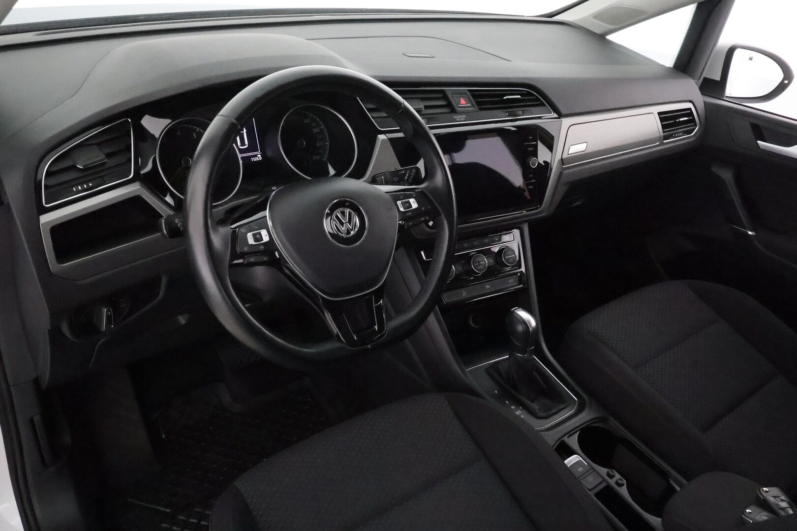 VOLKSWAGEN TOURAN 2019 R-Line 1,5 TSI EVO 110 kW DSG 7-Paik **Webasto / Koukku / Adapt.vakkari / LED-valot / P.kamera** - 3,99 % KORKOTARJOUS TÄHÄN AUTOON - Kahdet Renkaat