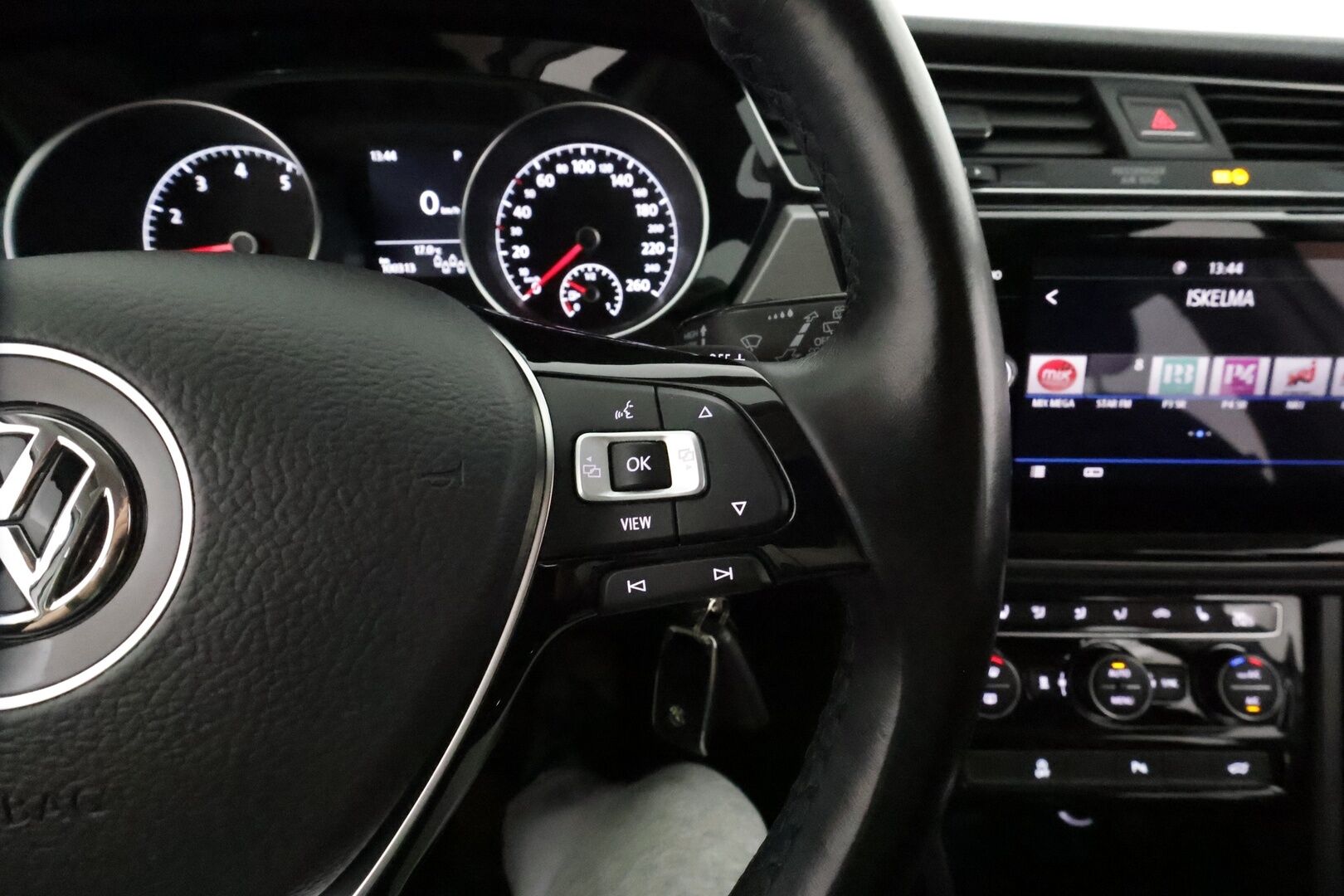 VOLKSWAGEN TOURAN 2019 R-Line 1,5 TSI EVO 110 kW DSG 7-Paik **Webasto / Koukku / Adapt.vakkari / LED-valot / P.kamera** - 3,99 % KORKOTARJOUS TÄHÄN AUTOON - Kahdet Renkaat