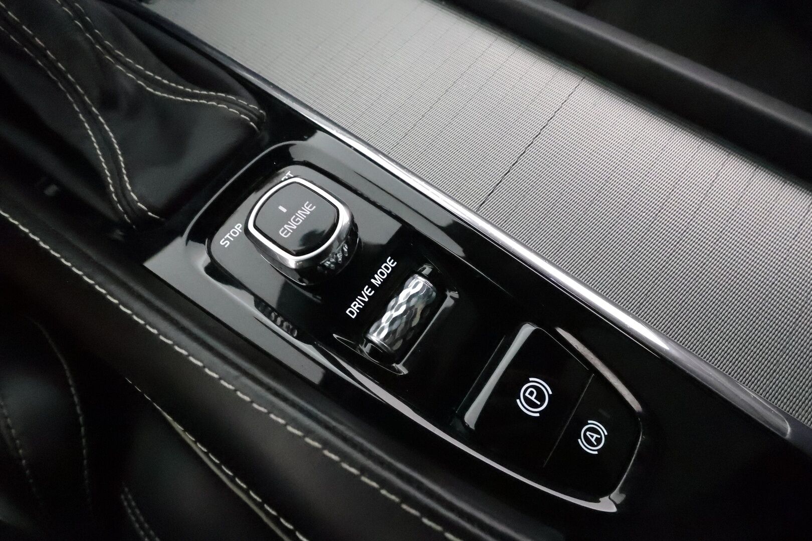 Volvo V90 2017 D5 AWD R-Design aut. **Adapt.vakkari / Panorama / HUD / Muistipenkki / Koukku / Full LED / P.kamera / Digimittaristo** - 3,99 % KORKOTARJOUS TÄHÄN AUTOON 31.8. ASTI! - Kahdet renkaat aluvanteilla / Navi / Penkinlämmittimet takana / Ratinlämmitin
