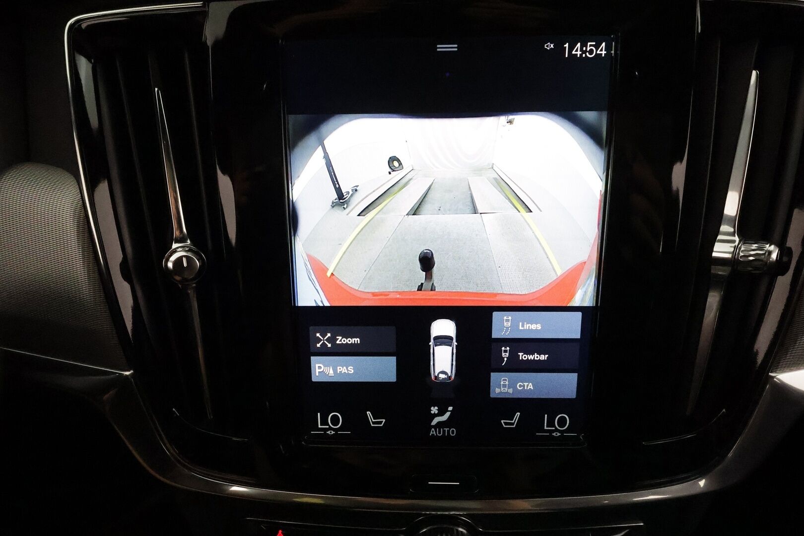 Volvo V90 2017 D5 AWD R-Design aut. **Adapt.vakkari / Panorama / HUD / Muistipenkki / Koukku / Full LED / P.kamera / Digimittaristo** - 3,99 % KORKOTARJOUS TÄHÄN AUTOON 31.8. ASTI! - Kahdet renkaat aluvanteilla / Navi / Penkinlämmittimet takana / Ratinlämmitin