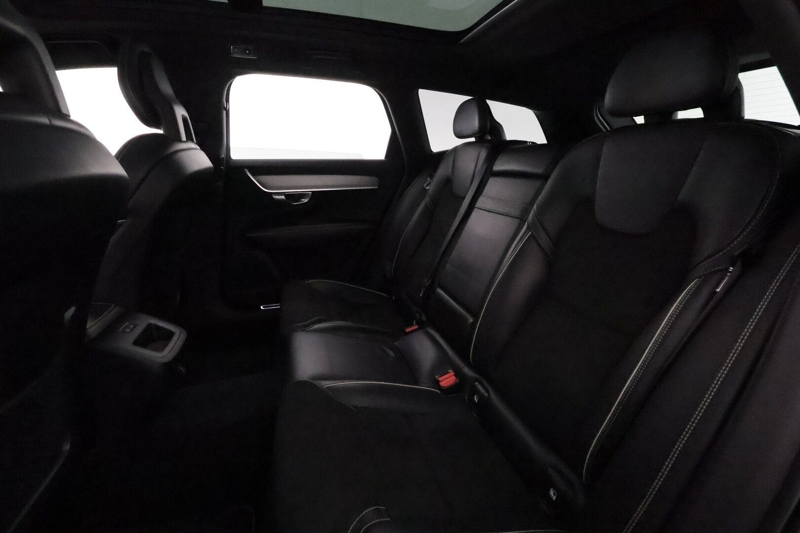 Volvo V90 2017 D5 AWD R-Design aut. **Adapt.vakkari / Panorama / HUD / Muistipenkki / Koukku / Full LED / P.kamera / Digimittaristo** - 3,99 % KORKOTARJOUS TÄHÄN AUTOON 31.8. ASTI! - Kahdet renkaat aluvanteilla / Navi / Penkinlämmittimet takana / Ratinlämmitin