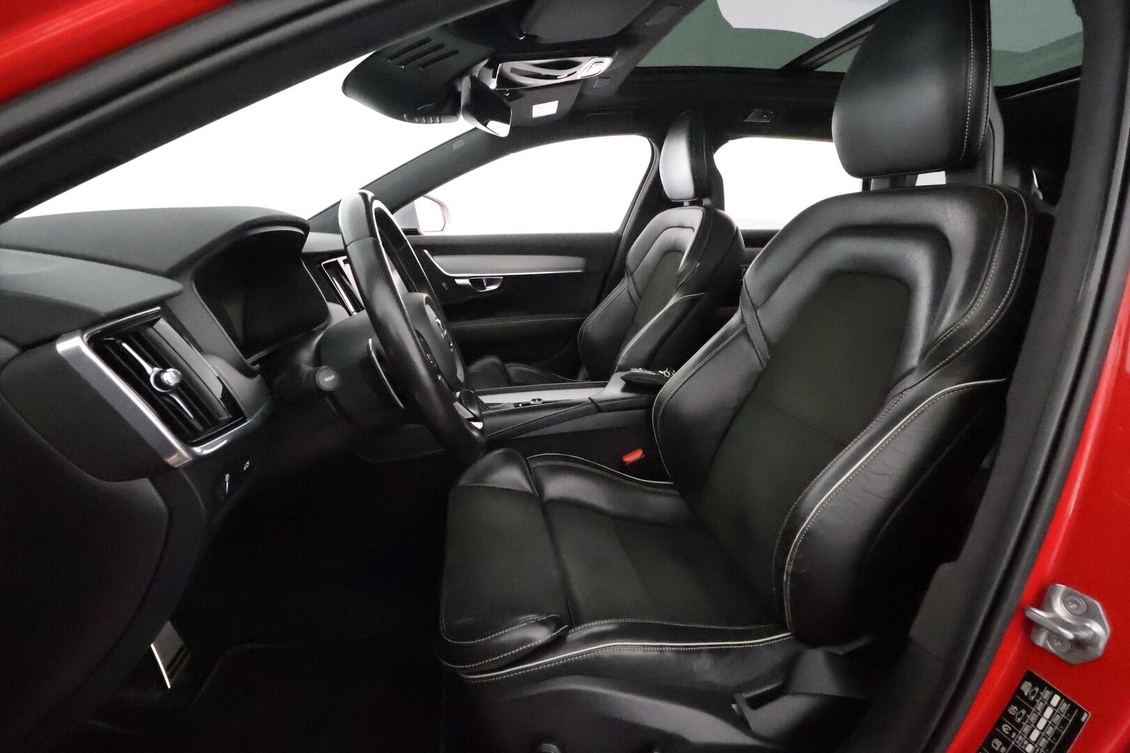 Volvo V90 2017 D5 AWD R-Design aut. **Adapt.vakkari / Panorama / HUD / Muistipenkki / Koukku / Full LED / P.kamera / Digimittaristo** - 3,99 % KORKOTARJOUS TÄHÄN AUTOON 31.8. ASTI! - Kahdet renkaat aluvanteilla / Navi / Penkinlämmittimet takana / Ratinlämmitin
