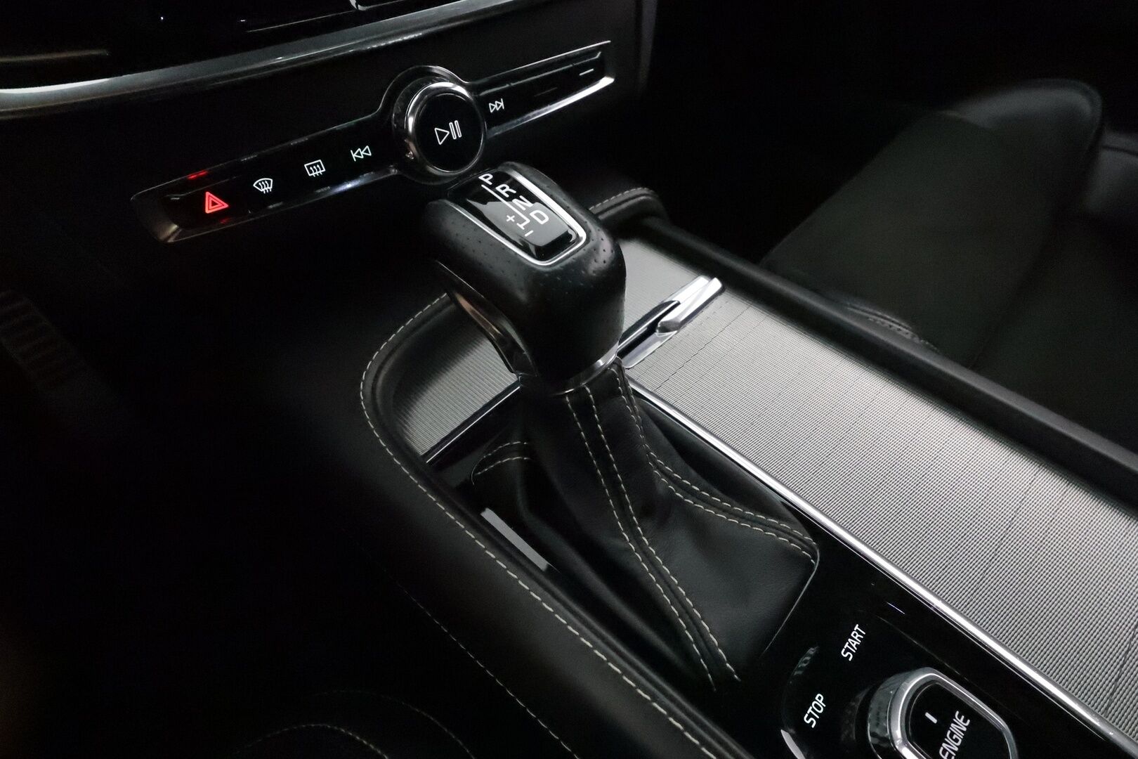 Volvo V90 2017 D5 AWD R-Design aut. **Adapt.vakkari / Panorama / HUD / Muistipenkki / Koukku / Full LED / P.kamera / Digimittaristo** - 3,99 % KORKOTARJOUS TÄHÄN AUTOON 31.8. ASTI! - Kahdet renkaat aluvanteilla / Navi / Penkinlämmittimet takana / Ratinlämmitin