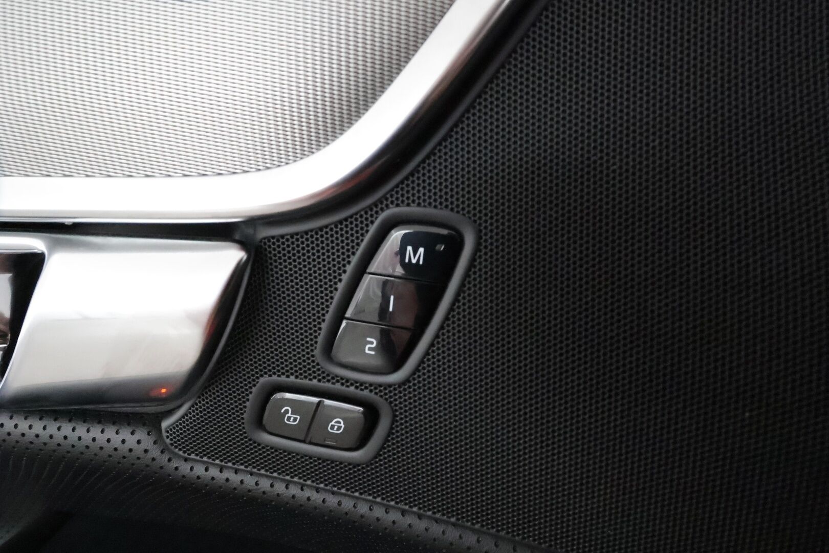 Volvo V90 2017 D5 AWD R-Design aut. **Adapt.vakkari / Panorama / HUD / Muistipenkki / Koukku / Full LED / P.kamera / Digimittaristo** - 3,99 % KORKOTARJOUS TÄHÄN AUTOON 31.8. ASTI! - Kahdet renkaat aluvanteilla / Navi / Penkinlämmittimet takana / Ratinlämmitin