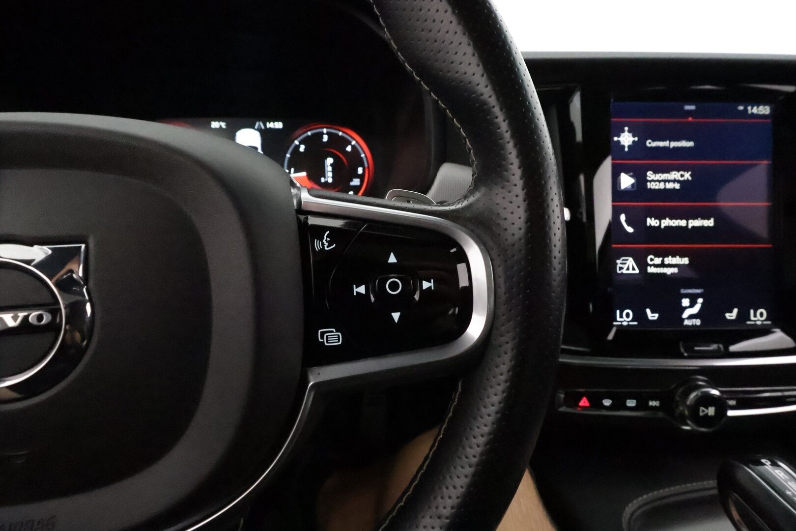Volvo V90 2017 D5 AWD R-Design aut. **Adapt.vakkari / Panorama / HUD / Muistipenkki / Koukku / Full LED / P.kamera / Digimittaristo** - 3,99 % KORKOTARJOUS TÄHÄN AUTOON 31.8. ASTI! - Kahdet renkaat aluvanteilla / Navi / Penkinlämmittimet takana / Ratinlämmitin