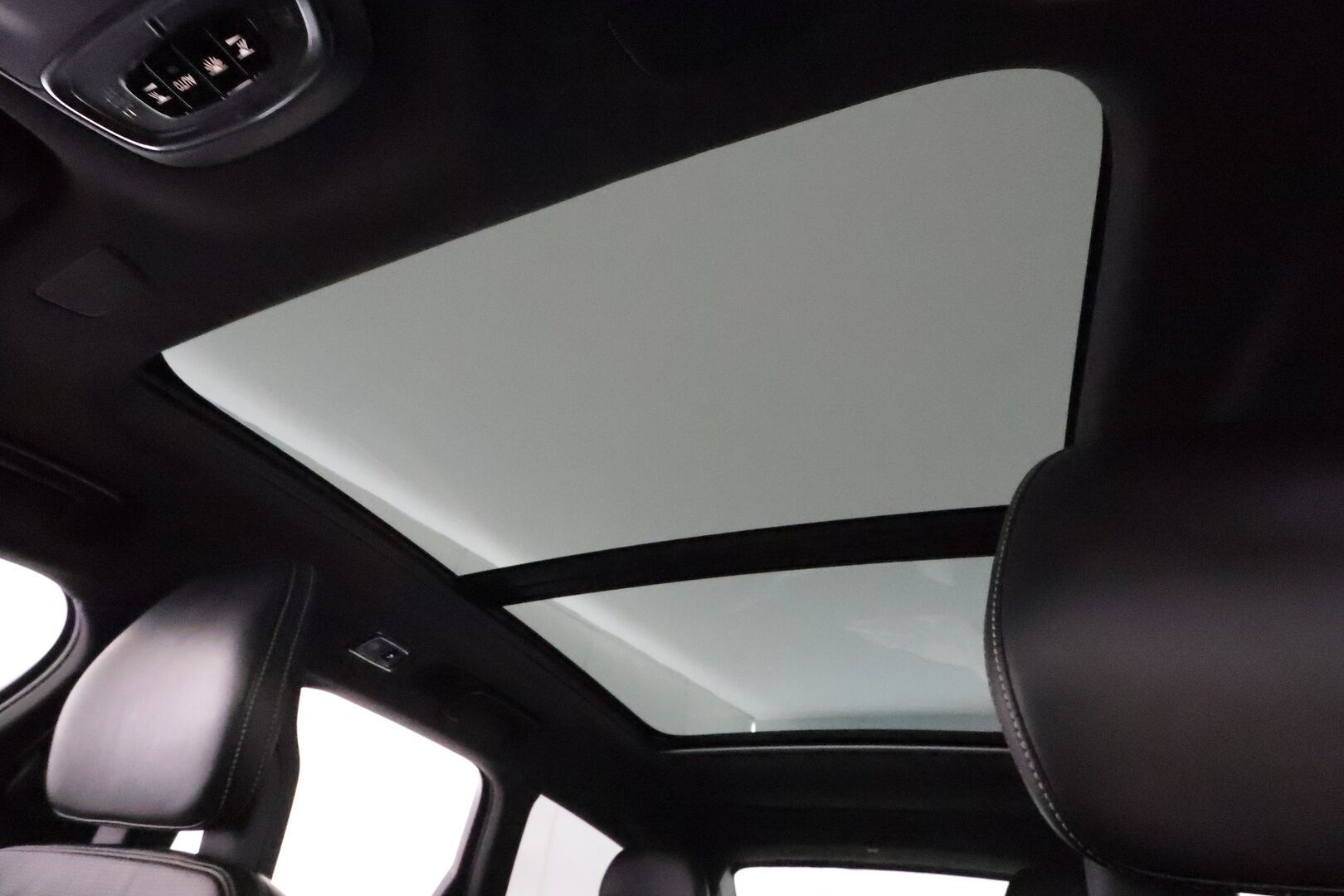 Volvo V90 2017 D5 AWD R-Design aut. **Adapt.vakkari / Panorama / HUD / Muistipenkki / Koukku / Full LED / P.kamera / Digimittaristo** - 3,99 % KORKOTARJOUS TÄHÄN AUTOON 31.8. ASTI! - Kahdet renkaat aluvanteilla / Navi / Penkinlämmittimet takana / Ratinlämmitin