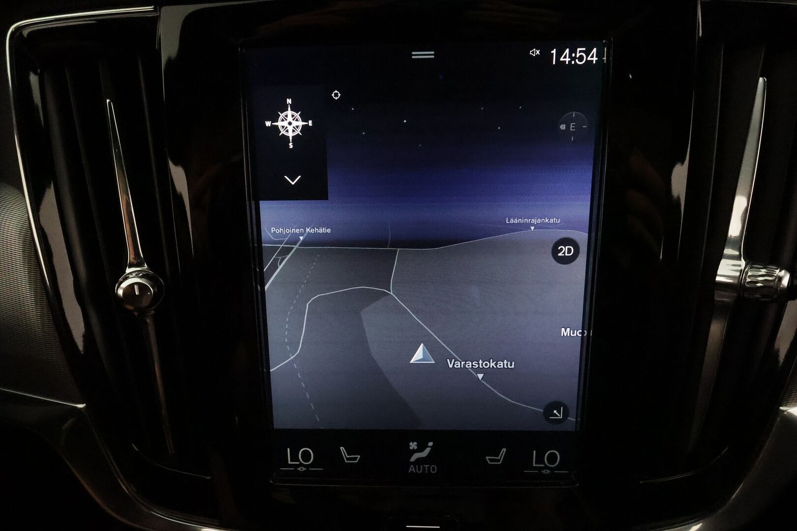 Volvo V90 2017 D5 AWD R-Design aut. **Adapt.vakkari / Panorama / HUD / Muistipenkki / Koukku / Full LED / P.kamera / Digimittaristo** - 3,99 % KORKOTARJOUS TÄHÄN AUTOON 31.8. ASTI! - Kahdet renkaat aluvanteilla / Navi / Penkinlämmittimet takana / Ratinlämmitin