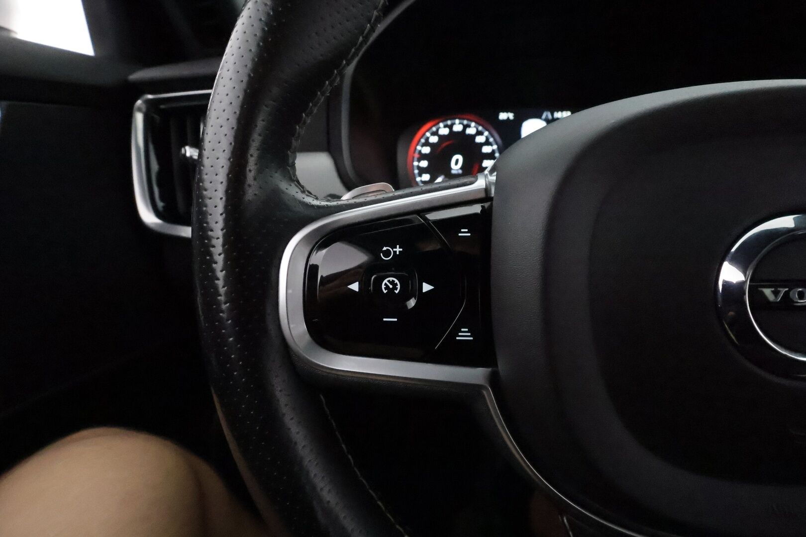 Volvo V90 2017 D5 AWD R-Design aut. **Adapt.vakkari / Panorama / HUD / Muistipenkki / Koukku / Full LED / P.kamera / Digimittaristo** - 3,99 % KORKOTARJOUS TÄHÄN AUTOON 31.8. ASTI! - Kahdet renkaat aluvanteilla / Navi / Penkinlämmittimet takana / Ratinlämmitin
