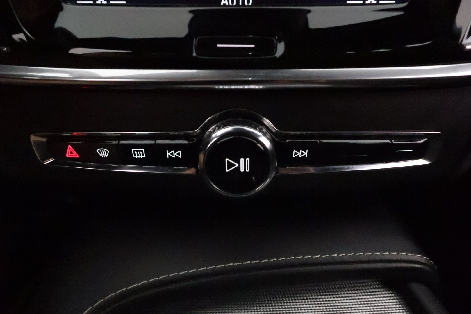 Volvo V90 2017 D5 AWD R-Design aut. **Adapt.vakkari / Panorama / HUD / Muistipenkki / Koukku / Full LED / P.kamera / Digimittaristo** - 3,99 % KORKOTARJOUS TÄHÄN AUTOON 31.8. ASTI! - Kahdet renkaat aluvanteilla / Navi / Penkinlämmittimet takana / Ratinlämmitin