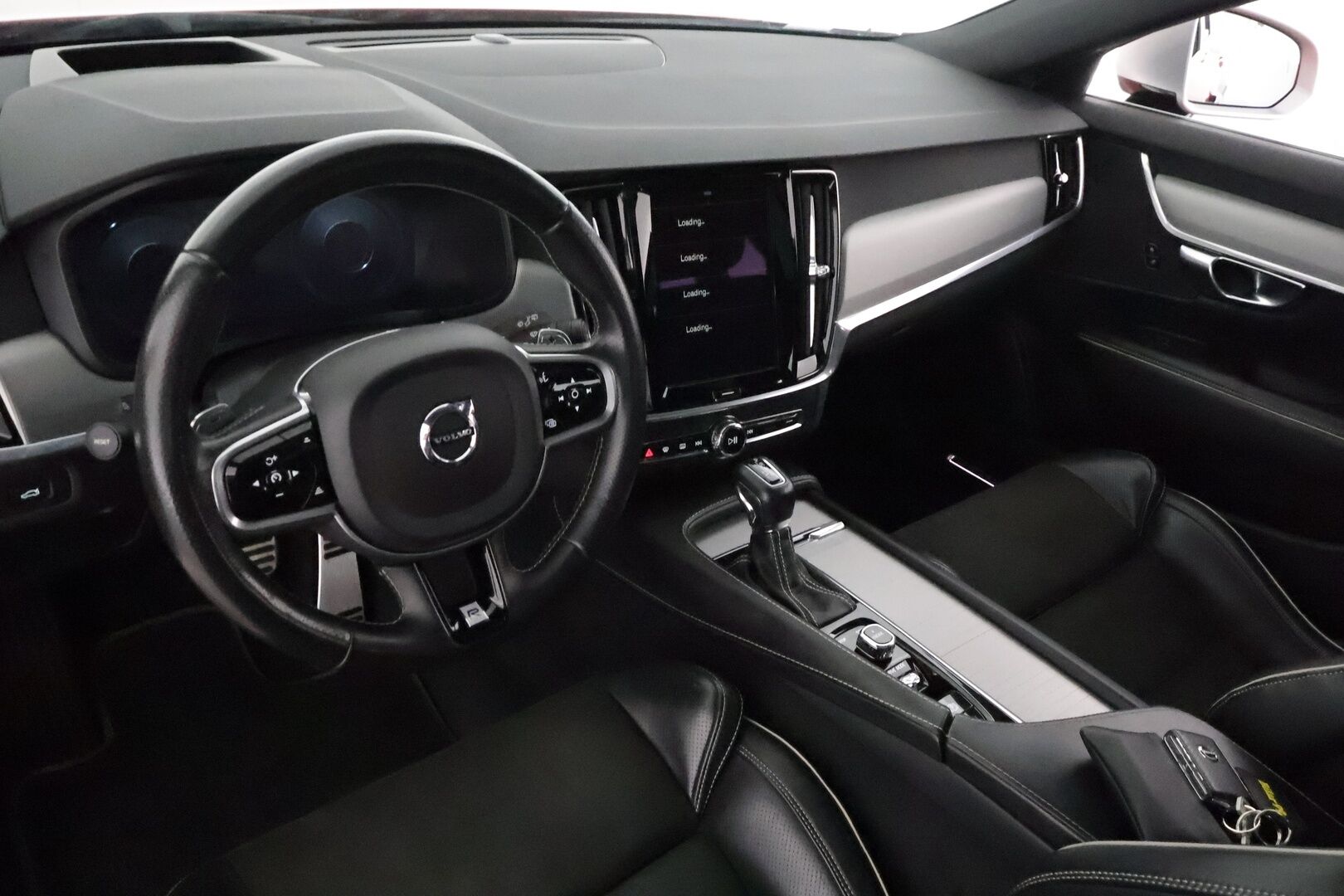 Volvo V90 2017 D5 AWD R-Design aut. **Adapt.vakkari / Panorama / HUD / Muistipenkki / Koukku / Full LED / P.kamera / Digimittaristo** - 3,99 % KORKOTARJOUS TÄHÄN AUTOON 31.8. ASTI! - Kahdet renkaat aluvanteilla / Navi / Penkinlämmittimet takana / Ratinlämmitin