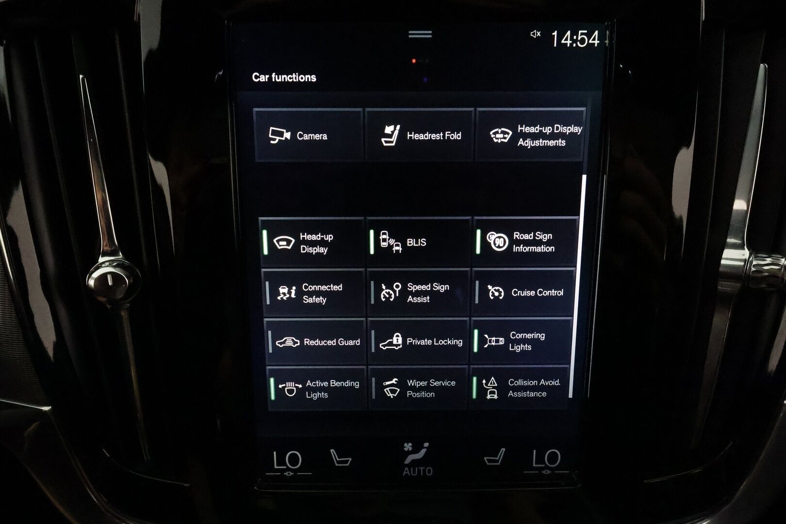 Volvo V90 2017 D5 AWD R-Design aut. **Adapt.vakkari / Panorama / HUD / Muistipenkki / Koukku / Full LED / P.kamera / Digimittaristo** - 3,99 % KORKOTARJOUS TÄHÄN AUTOON 31.8. ASTI! - Kahdet renkaat aluvanteilla / Navi / Penkinlämmittimet takana / Ratinlämmitin
