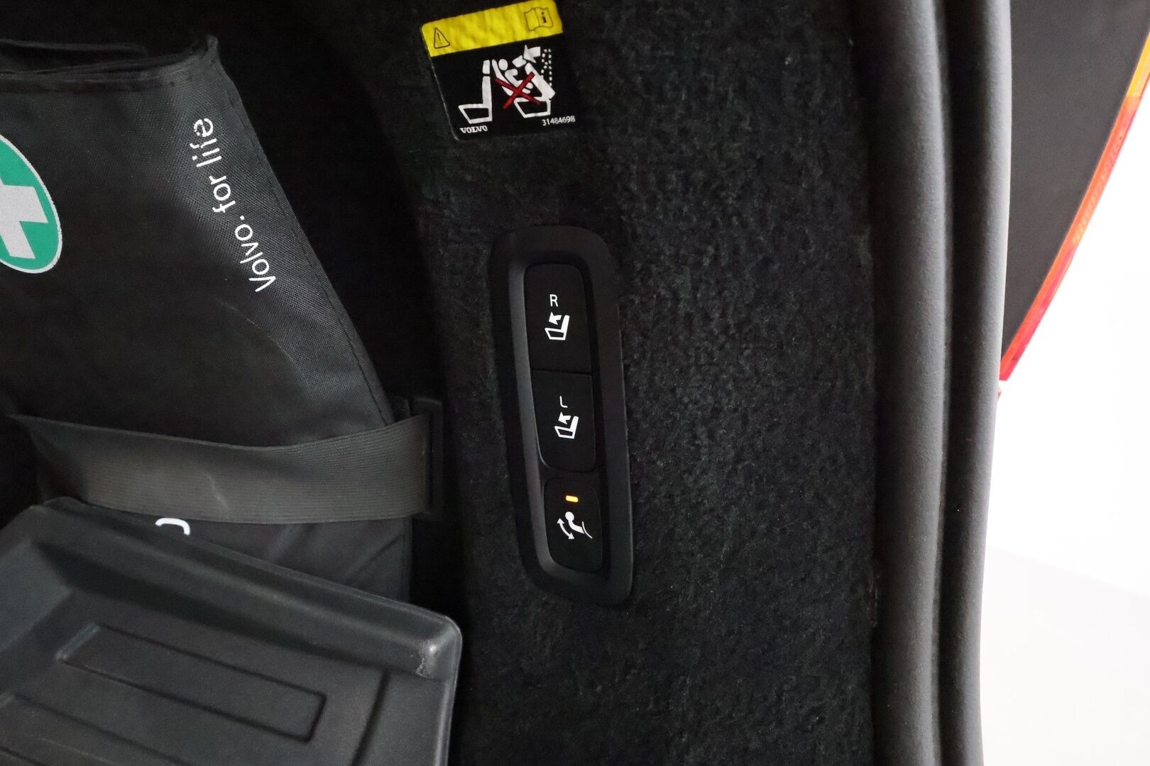 Volvo V90 2017 D5 AWD R-Design aut. **Adapt.vakkari / Panorama / HUD / Muistipenkki / Koukku / Full LED / P.kamera / Digimittaristo** - 3,99 % KORKOTARJOUS TÄHÄN AUTOON 31.8. ASTI! - Kahdet renkaat aluvanteilla / Navi / Penkinlämmittimet takana / Ratinlämmitin