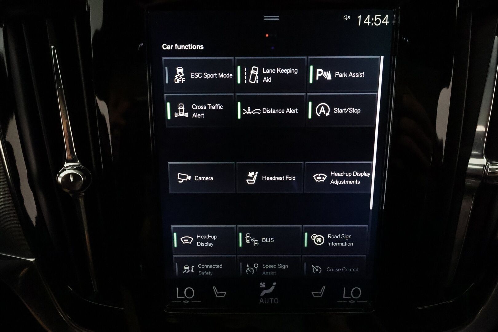 Volvo V90 2017 D5 AWD R-Design aut. **Adapt.vakkari / Panorama / HUD / Muistipenkki / Koukku / Full LED / P.kamera / Digimittaristo** - 3,99 % KORKOTARJOUS TÄHÄN AUTOON 31.8. ASTI! - Kahdet renkaat aluvanteilla / Navi / Penkinlämmittimet takana / Ratinlämmitin