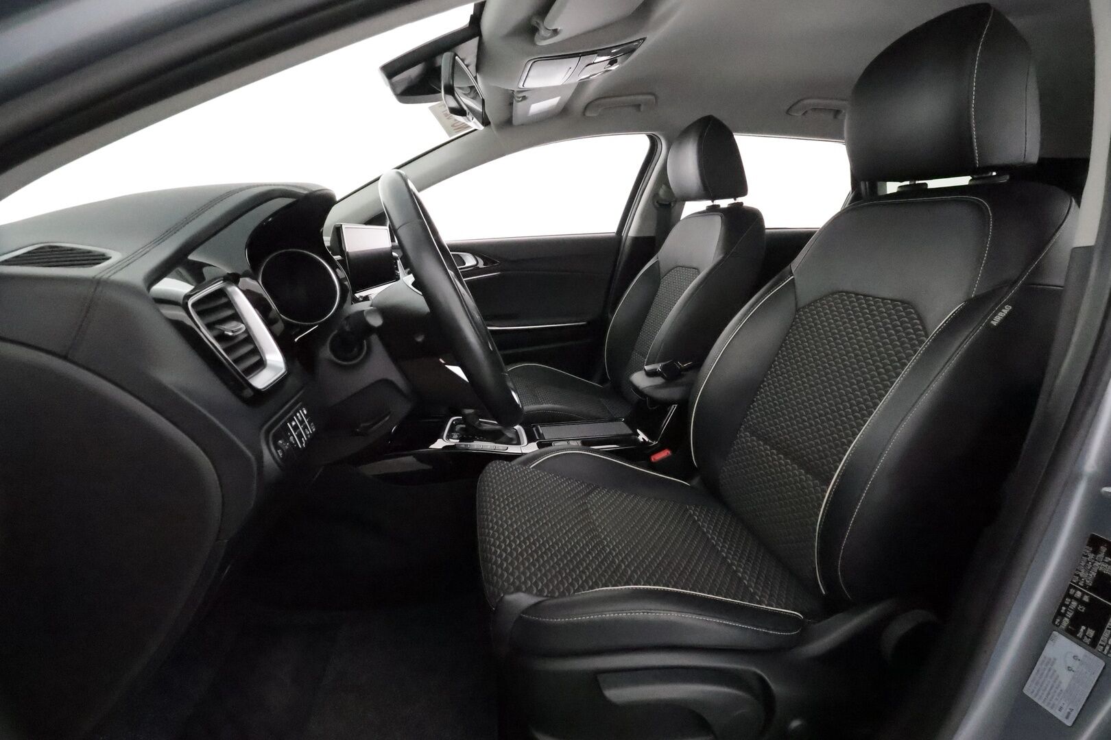 KIA CEED 2022 1,6 GDI Plug-In Hybrid Business Premium SW DCT **Adapt.vakkari / P.kamera / LED / Puolinahat / Apple&Android** - Merkkihuollettu / Kahdet renkaat aluvanteilla / Sähköluukku 
