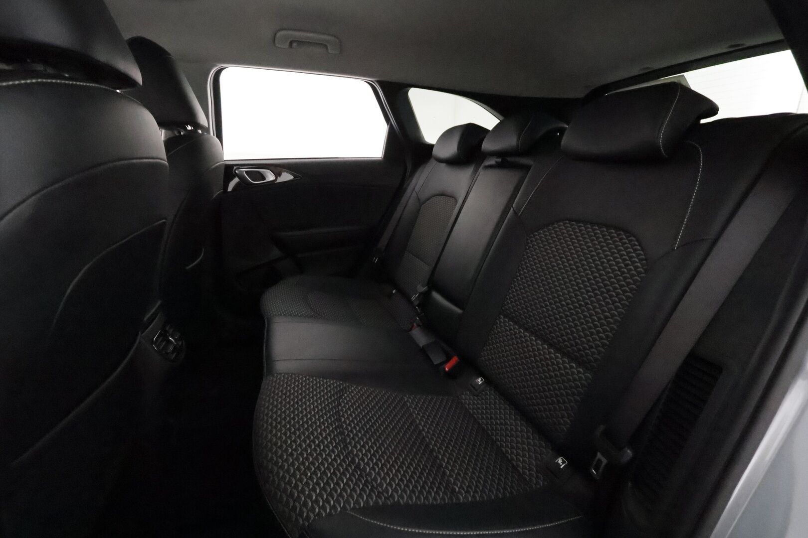 KIA CEED 2022 1,6 GDI Plug-In Hybrid Business Premium SW DCT **Adapt.vakkari / P.kamera / LED / Puolinahat / Apple&Android** - Merkkihuollettu / Kahdet renkaat aluvanteilla / Sähköluukku 