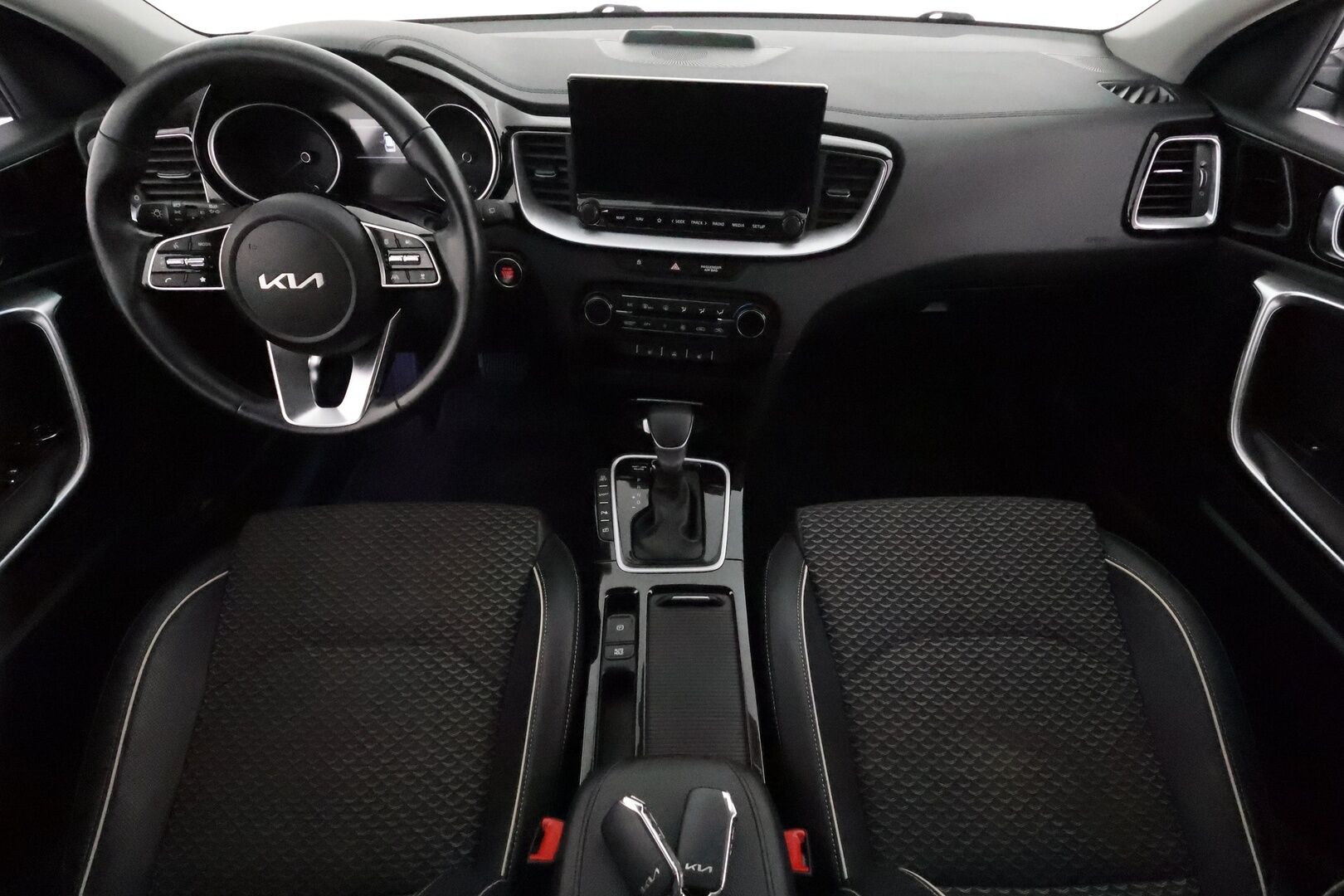 KIA CEED 2022 1,6 GDI Plug-In Hybrid Business Premium SW DCT **Adapt.vakkari / P.kamera / LED / Puolinahat / Apple&Android** - Merkkihuollettu / Kahdet renkaat aluvanteilla / Sähköluukku 