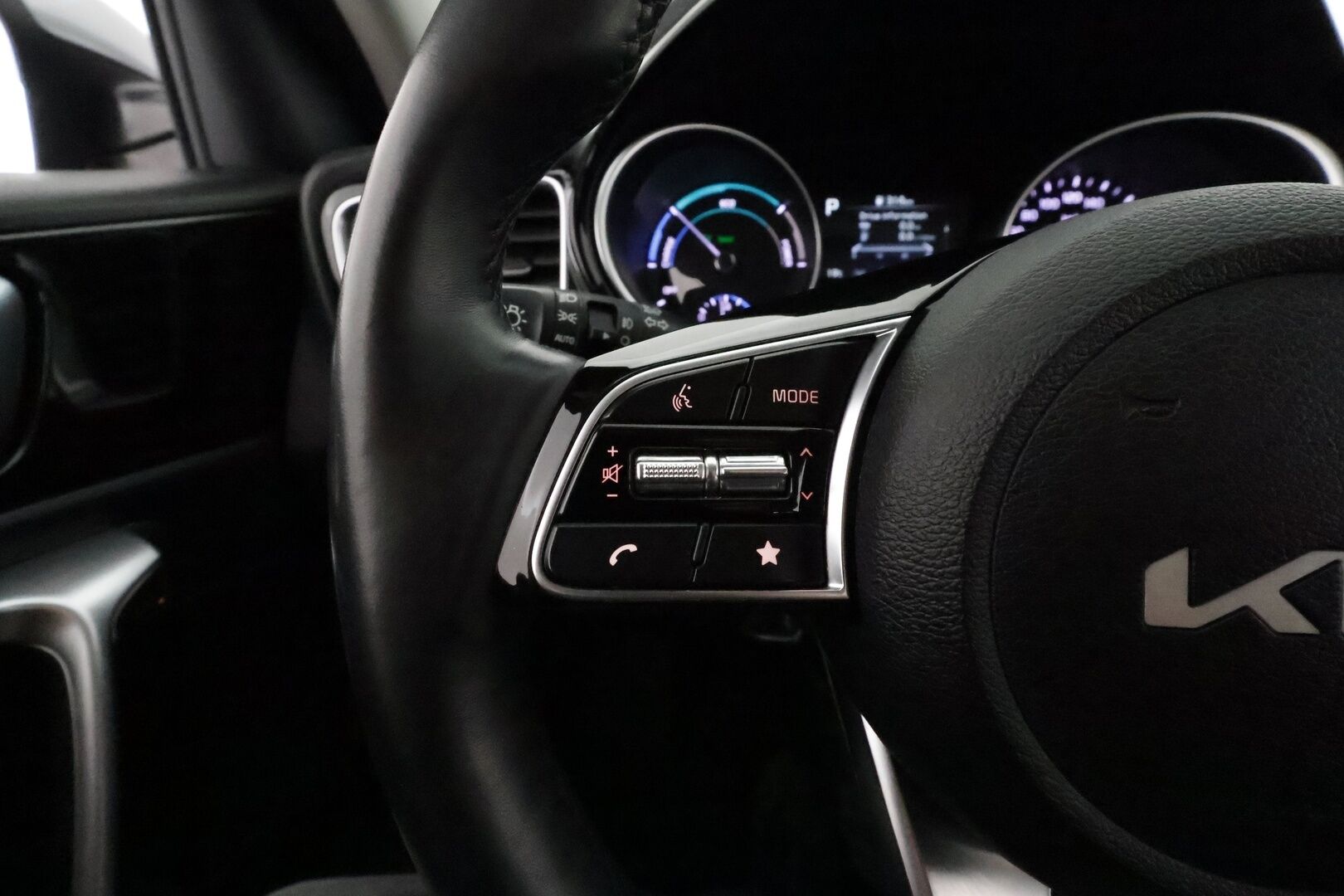 KIA CEED 2022 1,6 GDI Plug-In Hybrid Business Premium SW DCT **Adapt.vakkari / P.kamera / LED / Puolinahat / Apple&Android** - Merkkihuollettu / Kahdet renkaat aluvanteilla / Sähköluukku 