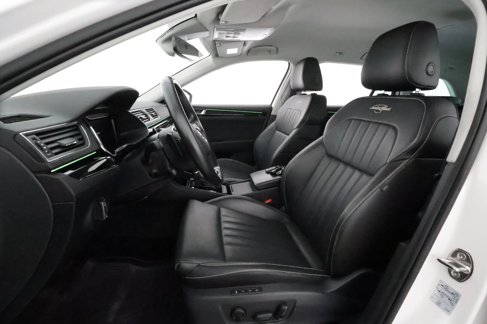 SKODA SUPERB 2021 Combi 1,4 TSI PHEV L&K iV DSG **Webasto / Koukku / Canton / ACC / Matrix-LED / P.Kamera / Ilmastoidut Muistinahat** - 2x Latauskaapelit / Kahdet Renkaat / **HYVILLÄ KAMOILLA**