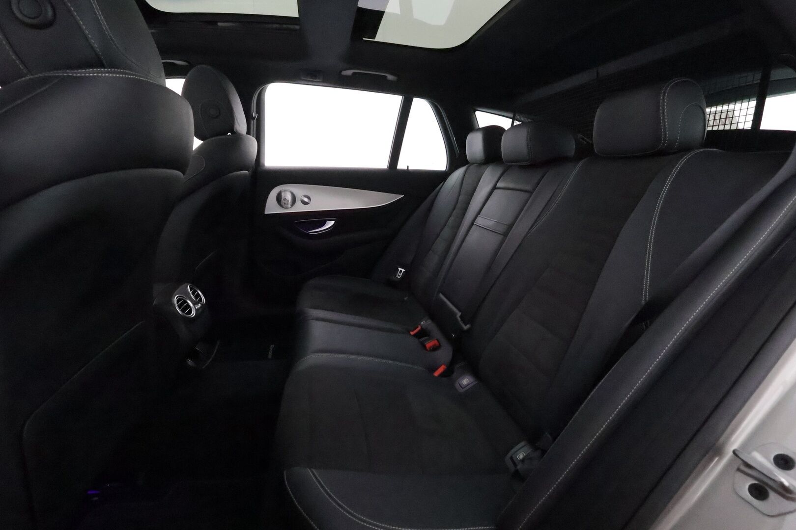 MERCEDES-BENZ E 2021 300 de Edition 4MATIC T AMG **Distronic+ / Burmester / Multibeam / 360° /  Sporttipenkit Muistilla / Widescreen / HUD** - 3,99 % KORKOTARJOUS TÄHÄN AUTOON 31.8. ASTI! - Kahdet Renkaat / Panorama / **HUIPPU KAMOILLA**