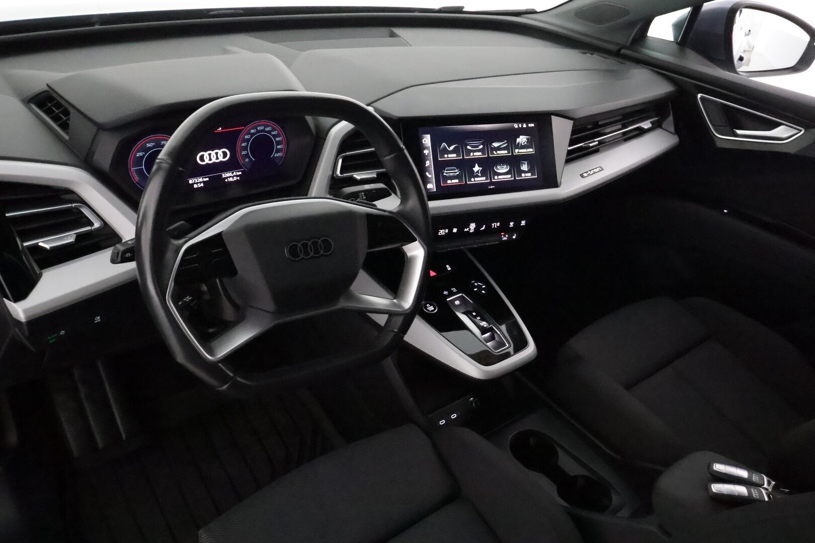 AUDI Q4 E-TRON 2022 Sportback 50 quattro **Lämpöpumppu / Adapt.Vakkari / LED-valot / P.kamera / Sporttipenkit / Apple&Android / KeylessGO** - 3,99 % KORKOTARJOUS TÄHÄN AUTOON 31.8. ASTI! - 2x Latauskaapelit / Kahdet Renkaat / Merkkihuollettu!