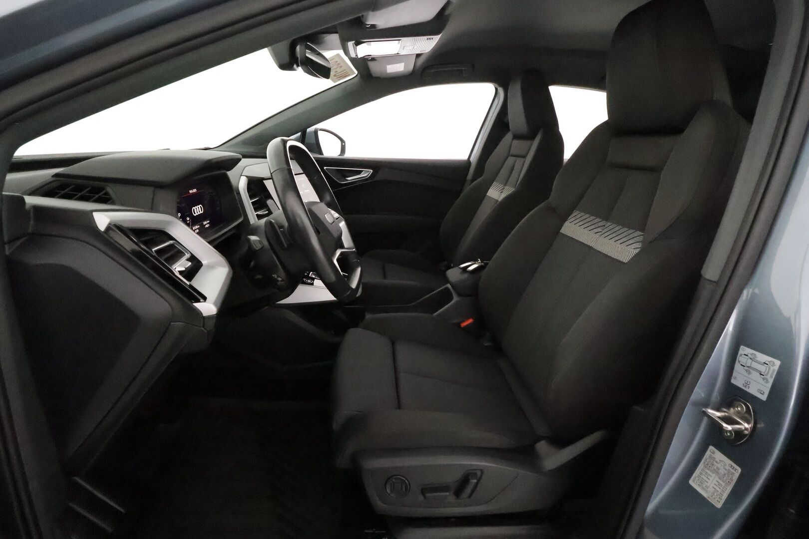 AUDI Q4 E-TRON 2022 Sportback 50 quattro **Lämpöpumppu / Adapt.Vakkari / LED-valot / P.kamera / Sporttipenkit / Apple&Android / KeylessGO** - 3,99 % KORKOTARJOUS TÄHÄN AUTOON 31.8. ASTI! - 2x Latauskaapelit / Kahdet Renkaat / Merkkihuollettu!
