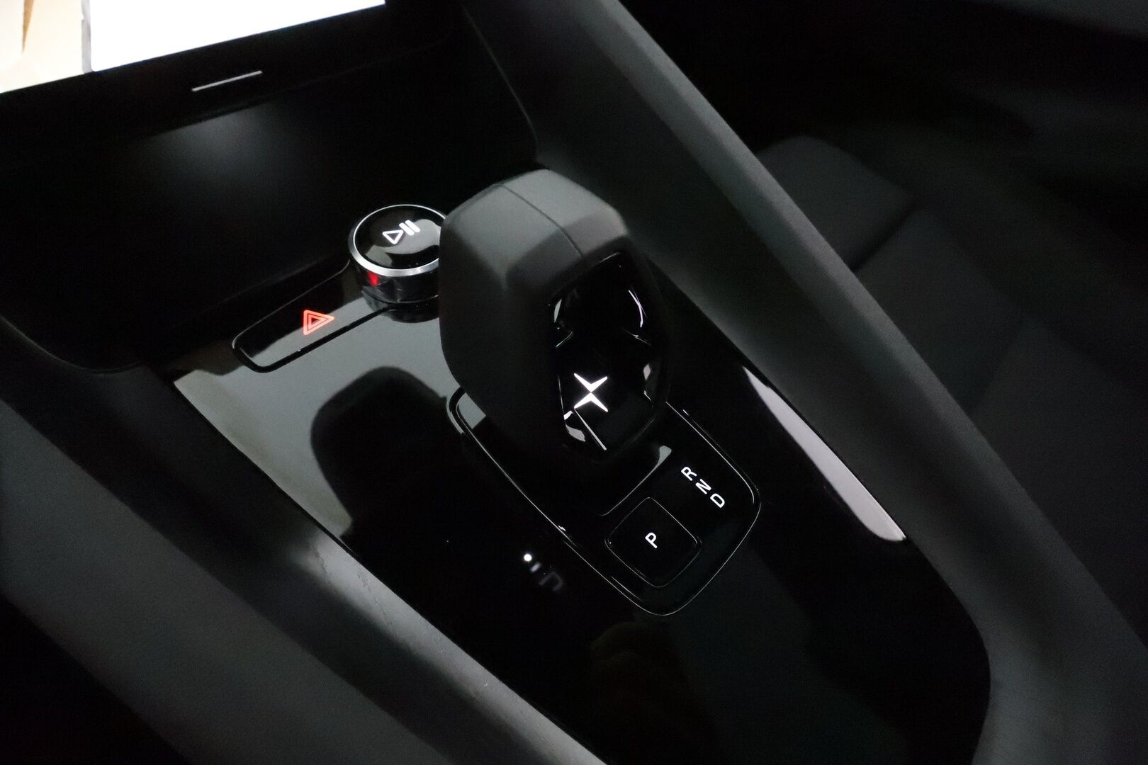 POLESTAR 2 2023 Long Range Dual Motor **Adapt.vakkari / Lasikatto / Muistipenkki / LED / 360° / Lämpöpumppu** - 3,99 % KORKOTARJOUS TÄHÄN AUTOON 31.8. ASTI! - Pilot & Plus / SoH 94.9% / Molemmat laturit / Puhdas Carvertical