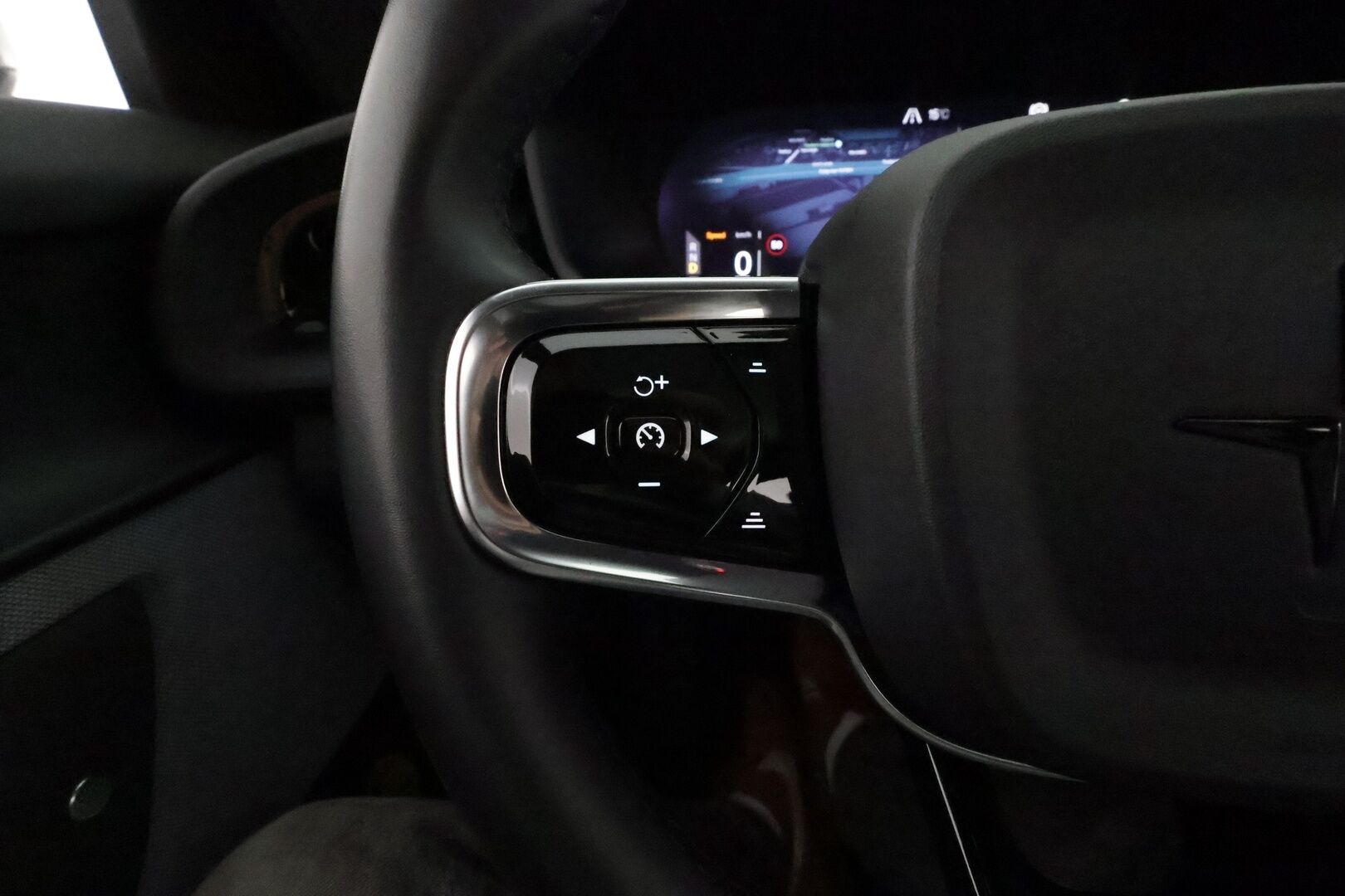 POLESTAR 2 2023 Long Range Dual Motor **Adapt.vakkari / Lasikatto / H&K / Muistipenkki / Lämpöpumppu / LED** - 3,99 % KORKOTARJOUS TÄHÄN AUTOON 31.8. ASTI! - Penkinlämmittimet takana / Ratinlämmitin / Digimittaristo / Navi / 360°