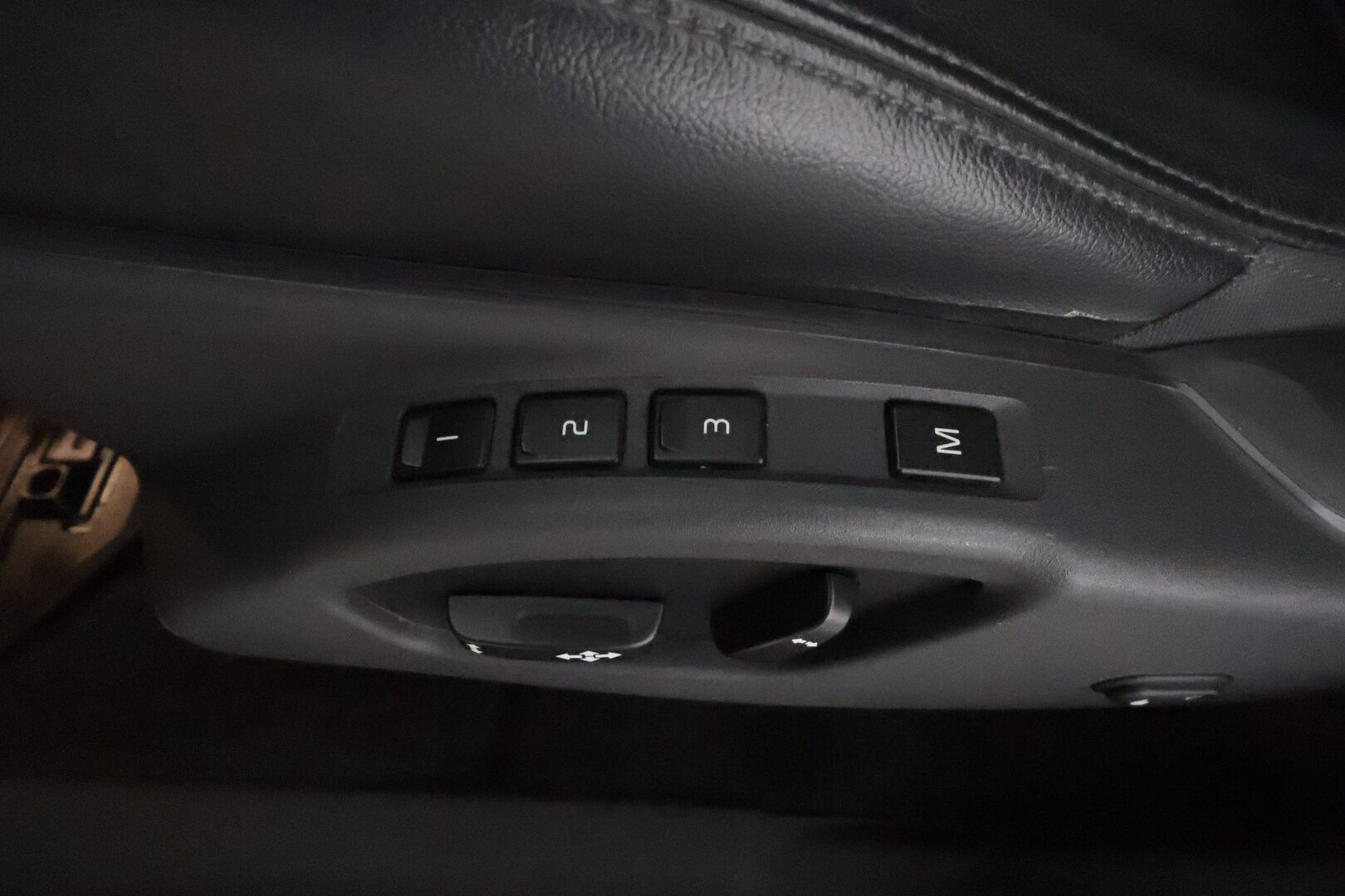 Volvo XC60 2015 D4 AWD Summum aut. **Vakkari / Webasto / Panorama / Muistipenkki / Mustat nahat** - Merkkihuollettu / Kahdet renkaat aluvanteilla / Penkinlämmittimet takana / Ratinlämmitin / Digimittaristo / KeylessGo / Navi
