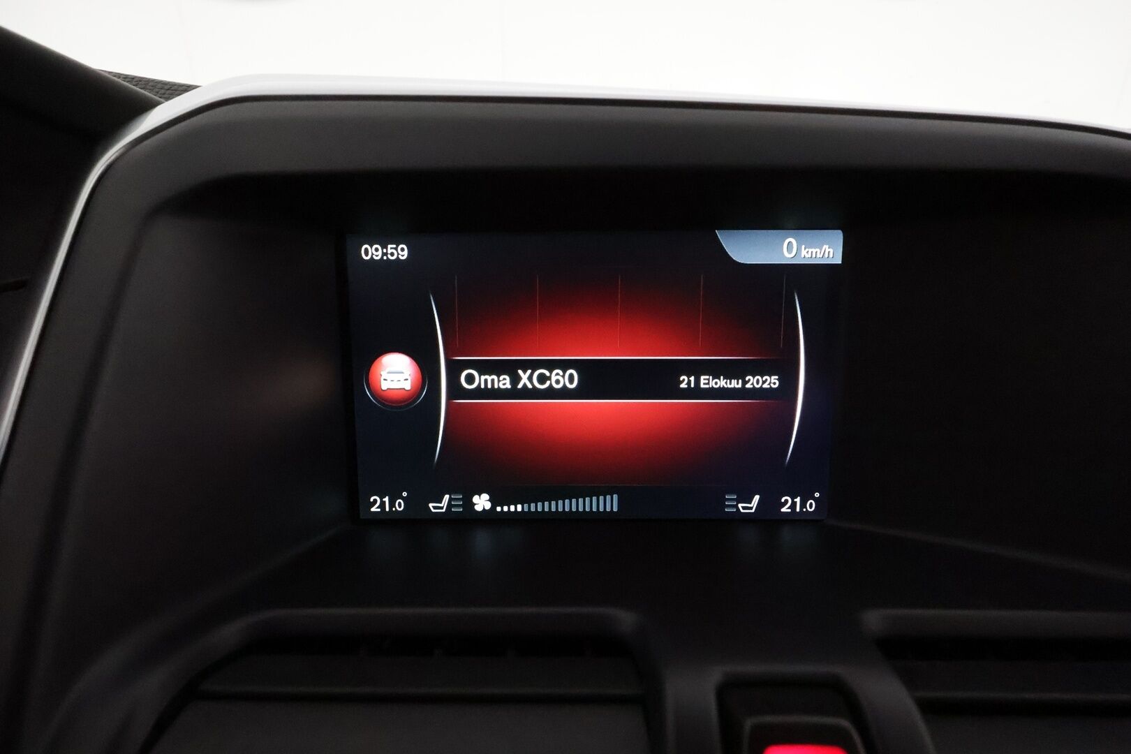 Volvo XC60 2015 D4 AWD Summum aut. **Vakkari / Webasto / Panorama / Muistipenkki / Mustat nahat** - Merkkihuollettu / Kahdet renkaat aluvanteilla / Penkinlämmittimet takana / Ratinlämmitin / Digimittaristo / KeylessGo / Navi
