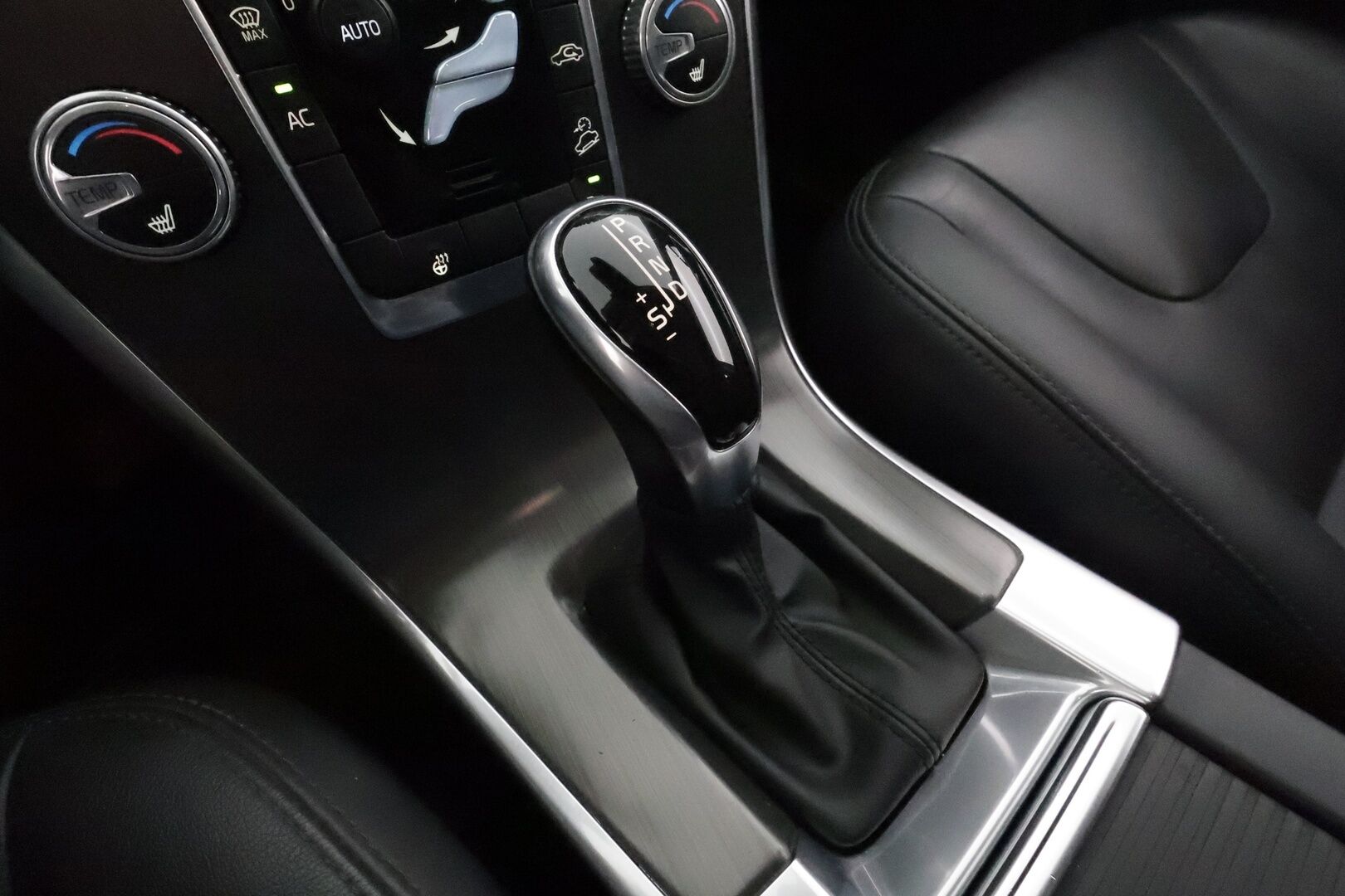 Volvo XC60 2015 D4 AWD Summum aut. **Vakkari / Webasto / Panorama / Muistipenkki / Mustat nahat** - Merkkihuollettu / Kahdet renkaat aluvanteilla / Penkinlämmittimet takana / Ratinlämmitin / Digimittaristo / KeylessGo / Navi