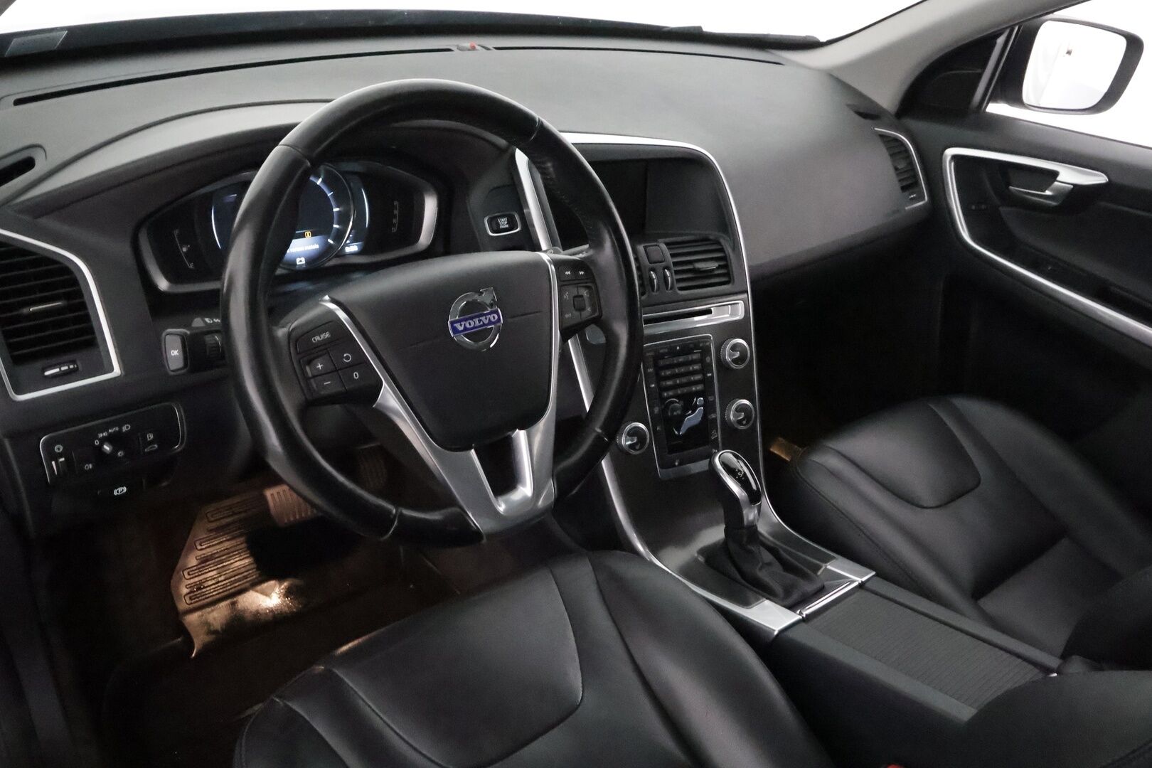 Volvo XC60 2015 D4 AWD Summum aut. **Vakkari / Webasto / Panorama / Muistipenkki / Mustat nahat** - Merkkihuollettu / Kahdet renkaat aluvanteilla / Penkinlämmittimet takana / Ratinlämmitin / Digimittaristo / KeylessGo / Navi