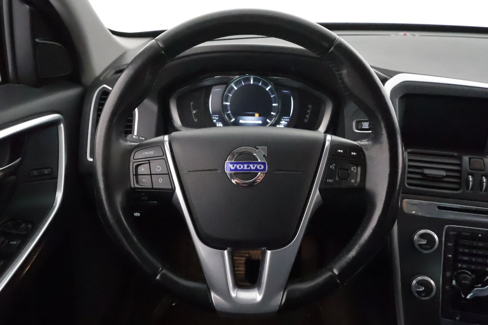 Volvo XC60 2015 D4 AWD Summum aut. **Vakkari / Webasto / Panorama / Muistipenkki / Mustat nahat** - Merkkihuollettu / Kahdet renkaat aluvanteilla / Penkinlämmittimet takana / Ratinlämmitin / Digimittaristo / KeylessGo / Navi