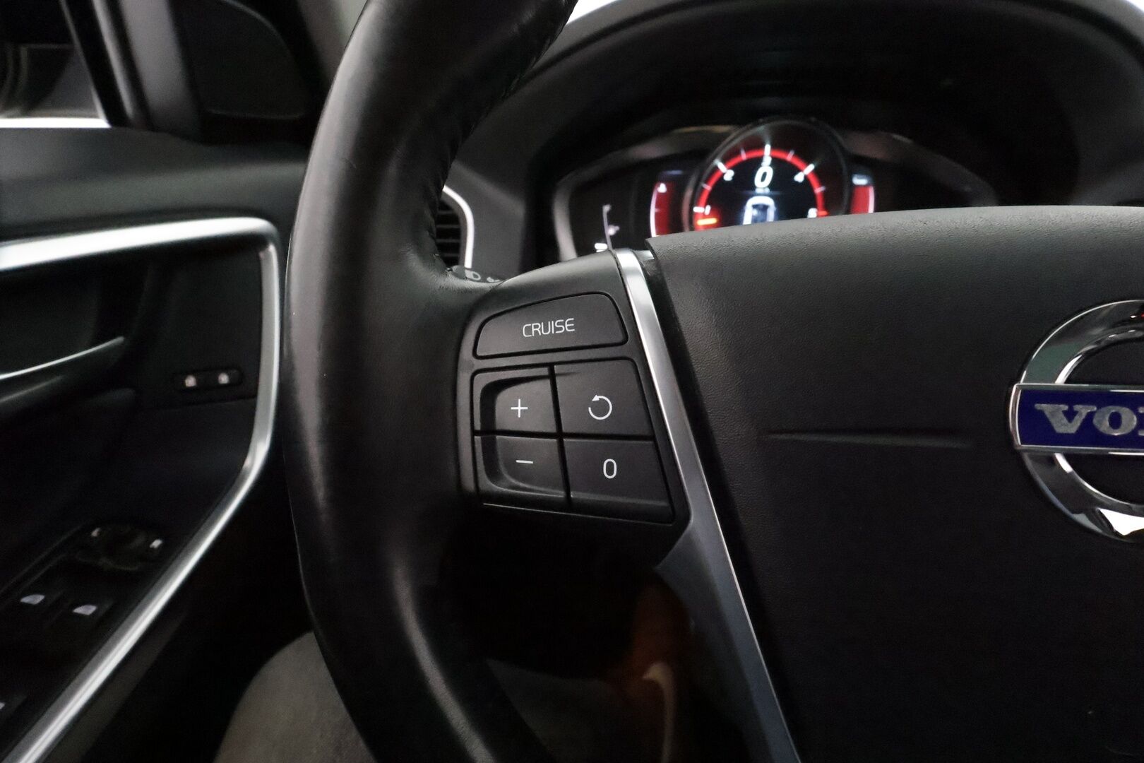 Volvo XC60 2015 D4 AWD Summum aut. **Vakkari / Webasto / Panorama / Muistipenkki / Mustat nahat** - Merkkihuollettu / Kahdet renkaat aluvanteilla / Penkinlämmittimet takana / Ratinlämmitin / Digimittaristo / KeylessGo / Navi