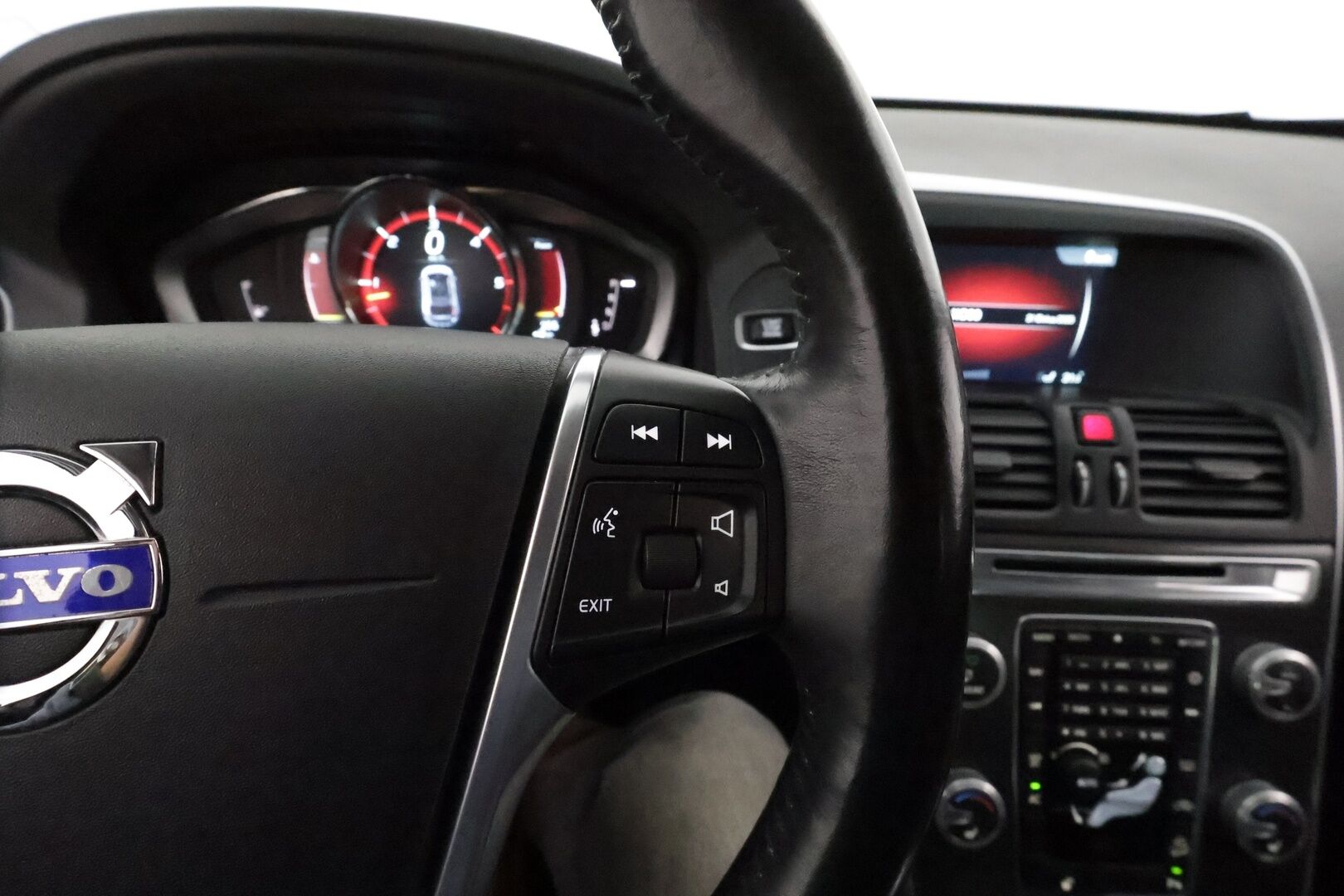 Volvo XC60 2015 D4 AWD Summum aut. **Vakkari / Webasto / Panorama / Muistipenkki / Mustat nahat** - Merkkihuollettu / Kahdet renkaat aluvanteilla / Penkinlämmittimet takana / Ratinlämmitin / Digimittaristo / KeylessGo / Navi