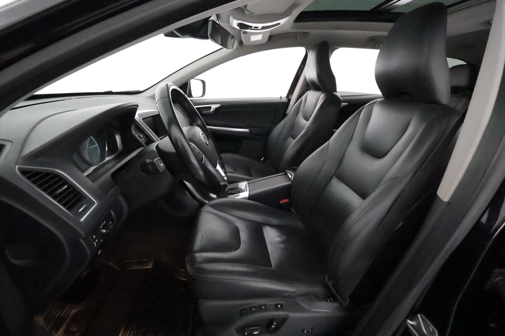 Volvo XC60 2015 D4 AWD Summum aut. **Vakkari / Webasto / Panorama / Muistipenkki / Mustat nahat** - Merkkihuollettu / Kahdet renkaat aluvanteilla / Penkinlämmittimet takana / Ratinlämmitin / Digimittaristo / KeylessGo / Navi