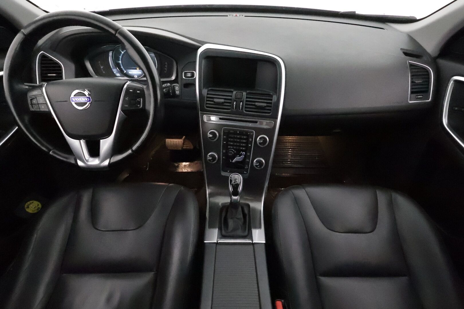 Volvo XC60 2015 D4 AWD Summum aut. **Vakkari / Webasto / Panorama / Muistipenkki / Mustat nahat** - Merkkihuollettu / Kahdet renkaat aluvanteilla / Penkinlämmittimet takana / Ratinlämmitin / Digimittaristo / KeylessGo / Navi
