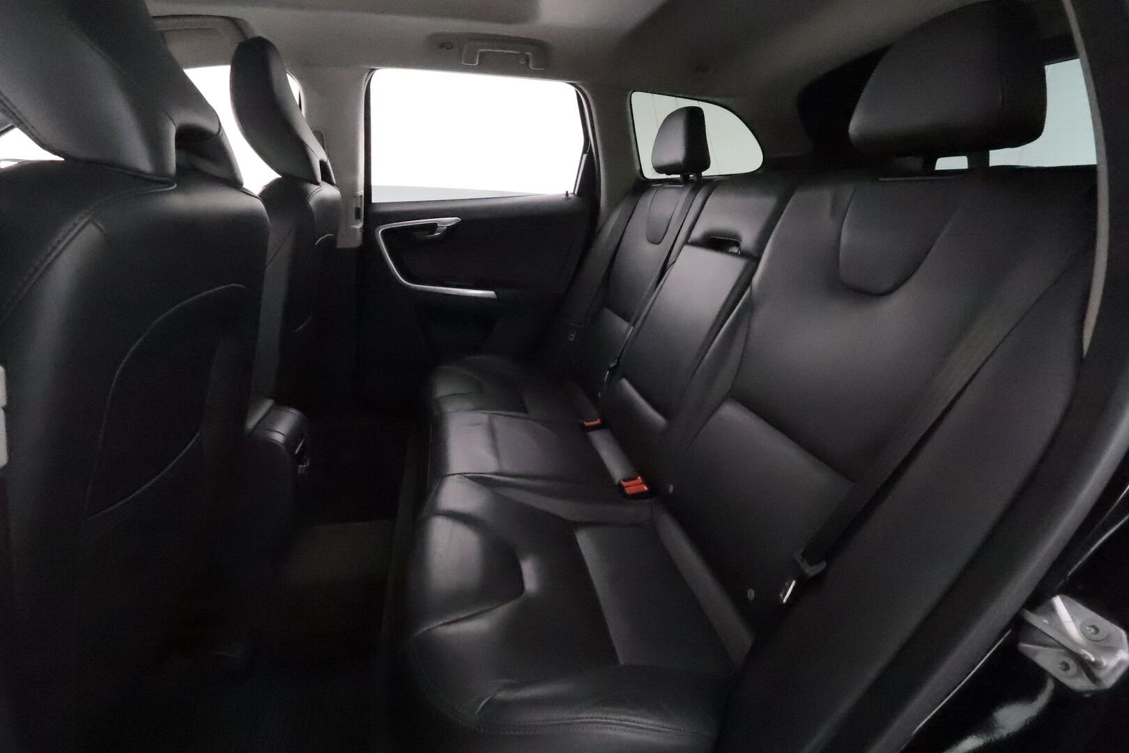 Volvo XC60 2015 D4 AWD Summum aut. **Vakkari / Webasto / Panorama / Muistipenkki / Mustat nahat** - Merkkihuollettu / Kahdet renkaat aluvanteilla / Penkinlämmittimet takana / Ratinlämmitin / Digimittaristo / KeylessGo / Navi